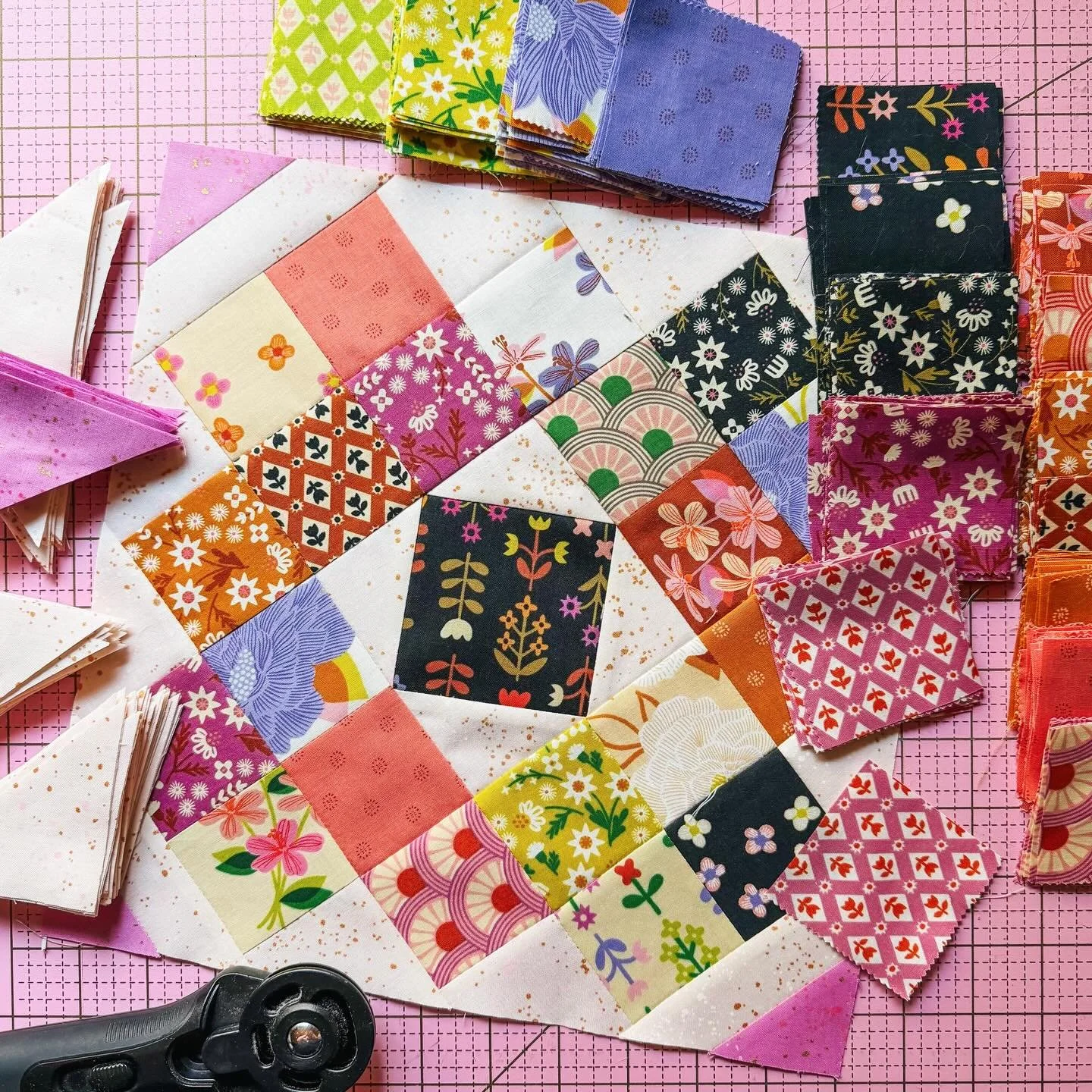 New pattern in the works 💐

#favoriteflowersfabric #megmadepatterns #marketbouquetquilt 

Megmade patterns, quilt pattern, ruby star society