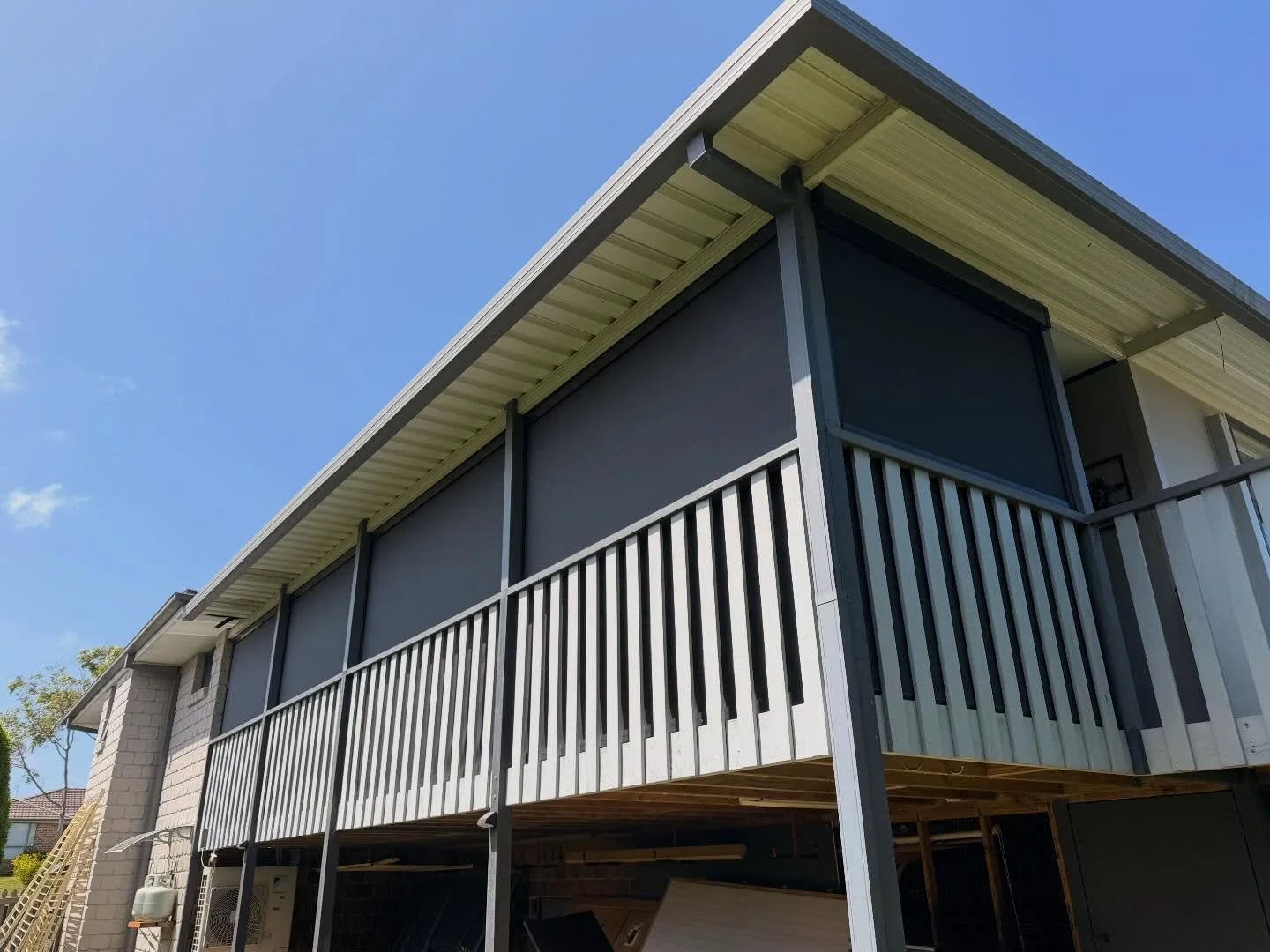 Always amazing how much privacy #zipscreen awnings give from outside, without taking away any of your view from inside! We added a custom fixed panel to the end of this deck to finish it off #howstheserenity #rolleaseacmeda #portmacquarie #awnings