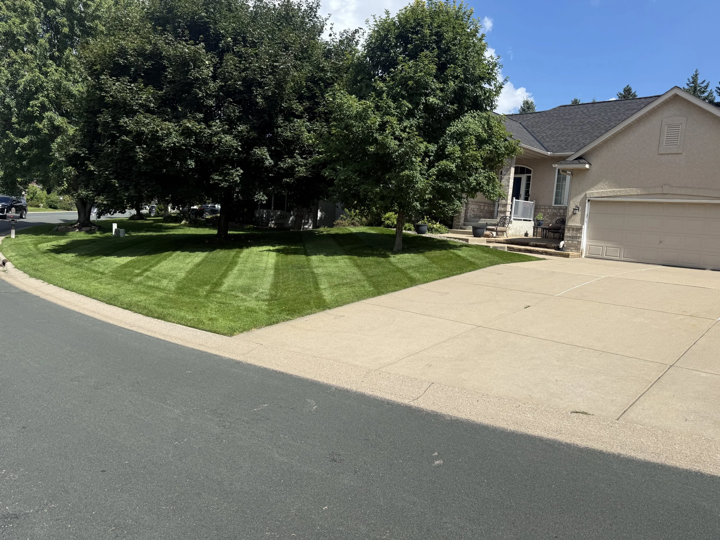 Clean lawn mowing in Rosemount MN by KvD Lawncare