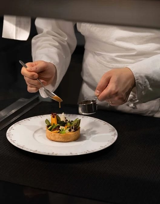 Chef privé préparant une assiette