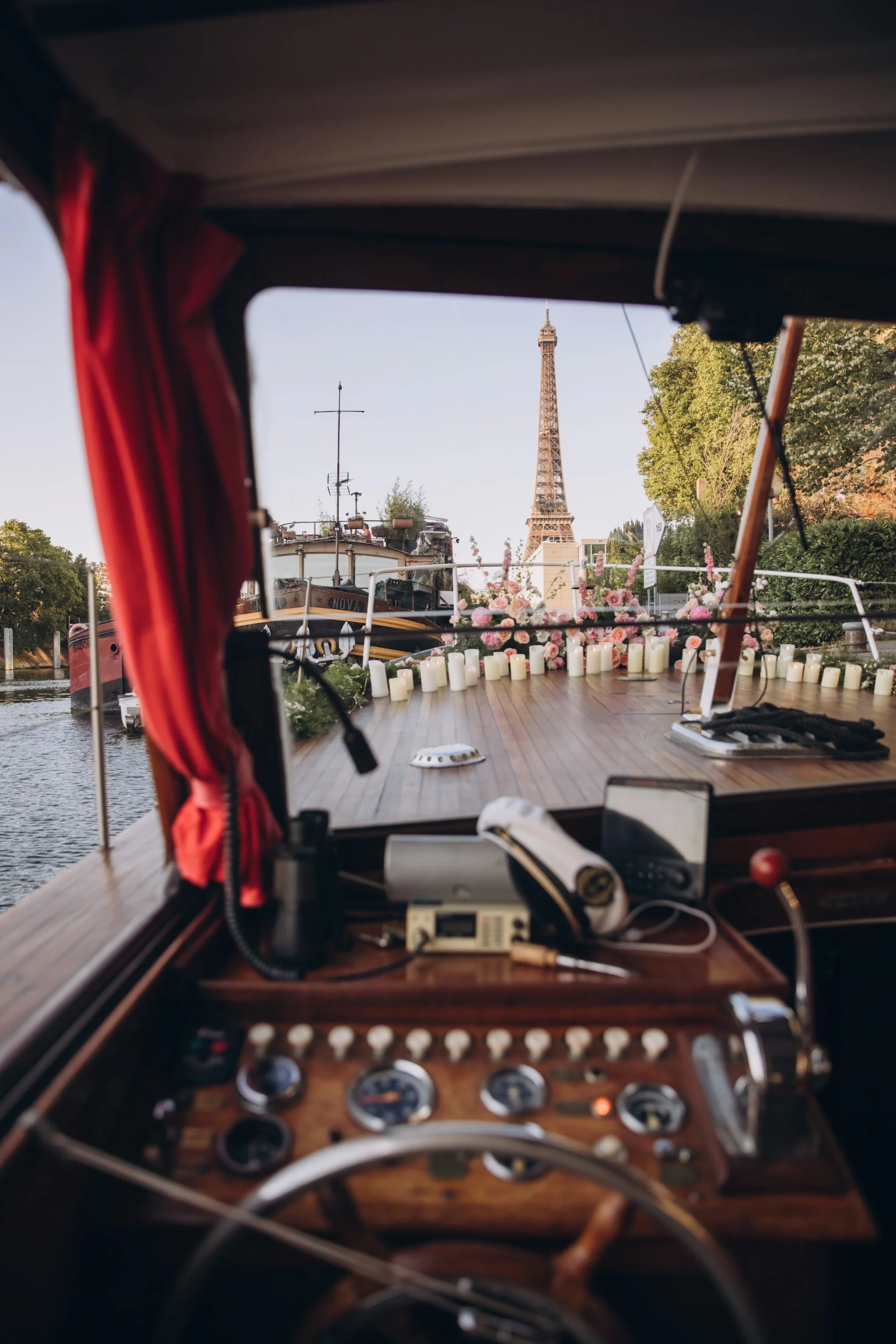 Yacht avec décoration florale
