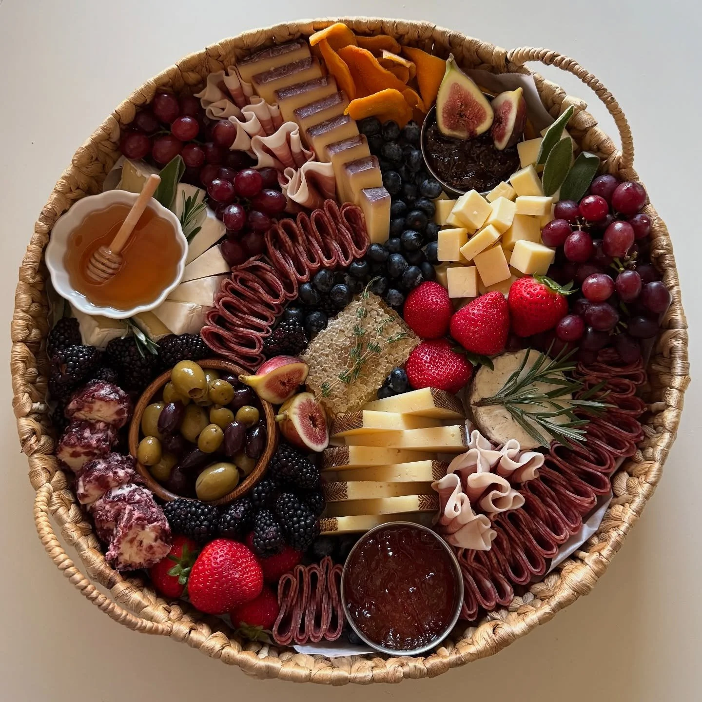 Celebrating birthdays the sweet + savory way 🥂 Rhubarb pepper jelly from blazekfamilygardensandgoods and local honey from @wholemadefarm made this board extra special! 🍇🧀