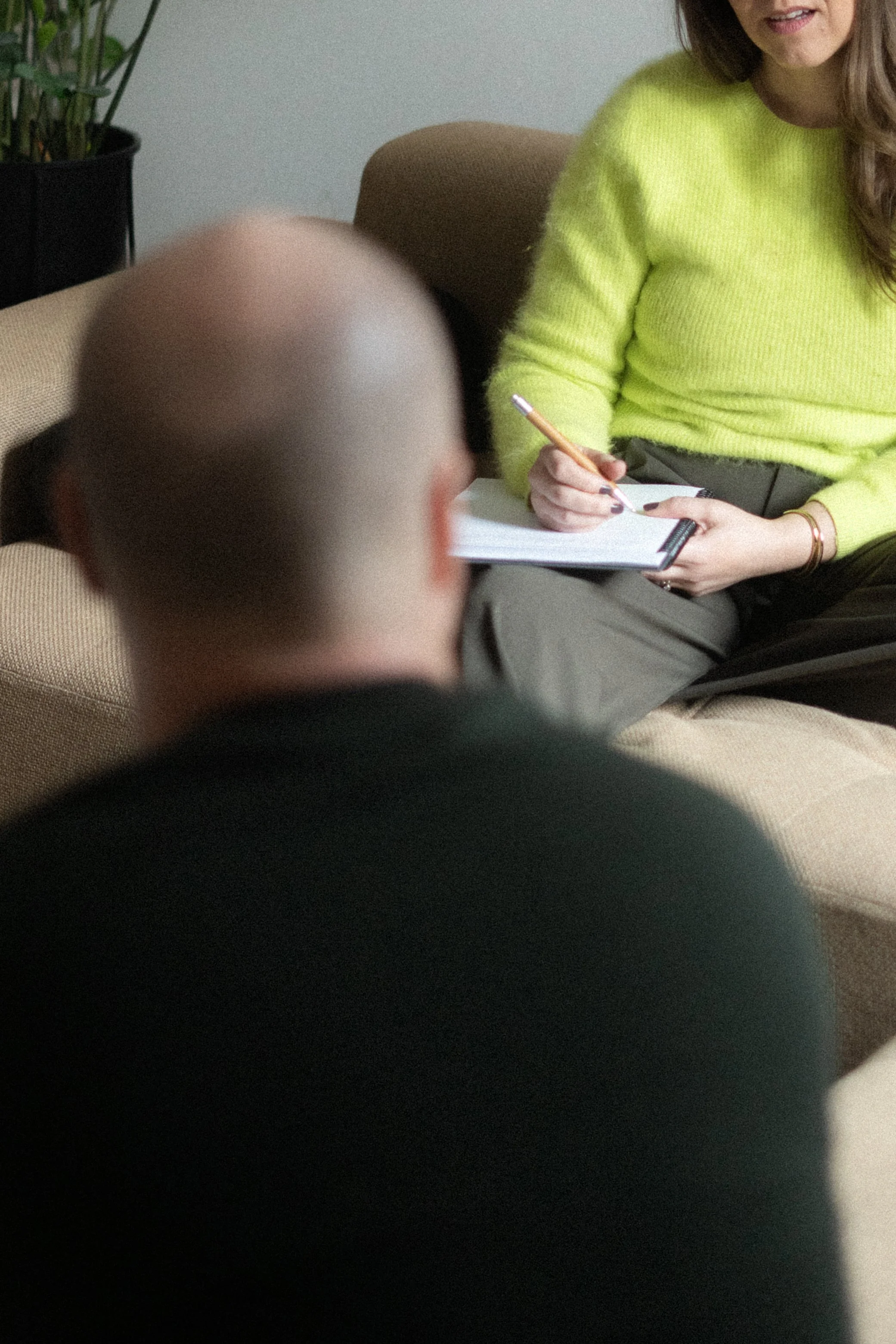 lyhytterapeutti_elina_happo_seisoo_kuvassa_kirjahyllyn_edessa