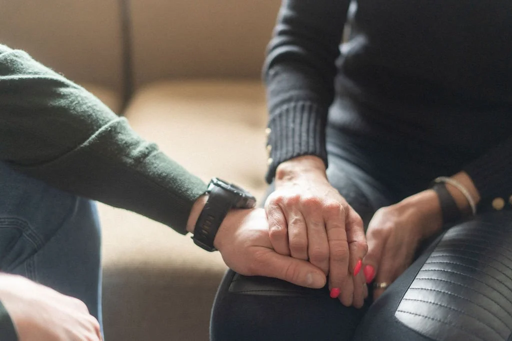 helsinkilainen_pariskunta_parisuhdekurssilla_pitamassa_toisiaan_kasista_kiinni