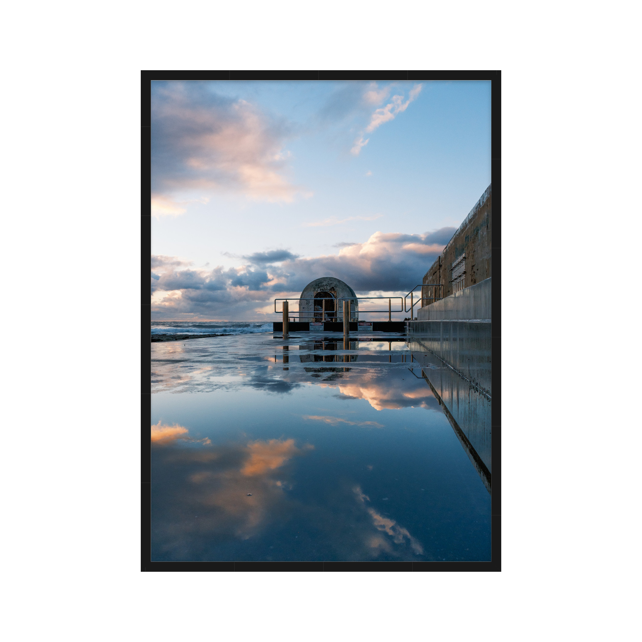 Pumphouse Glass Mega BLK.png