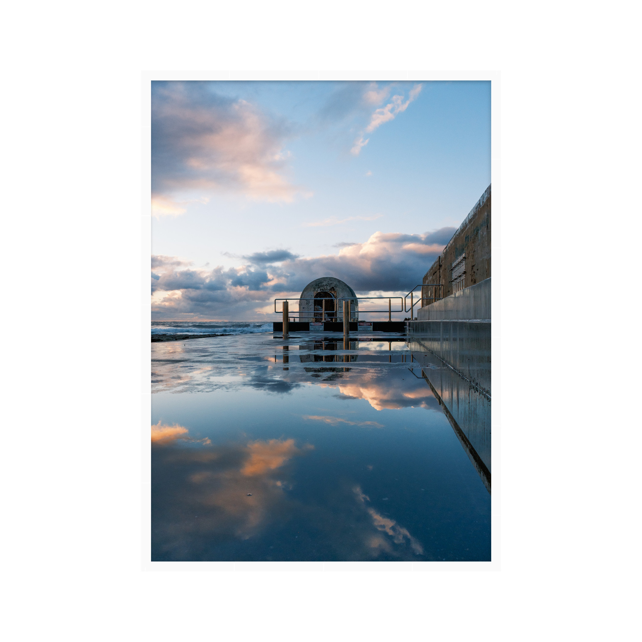 Pumphouse Glass Mega wht.png