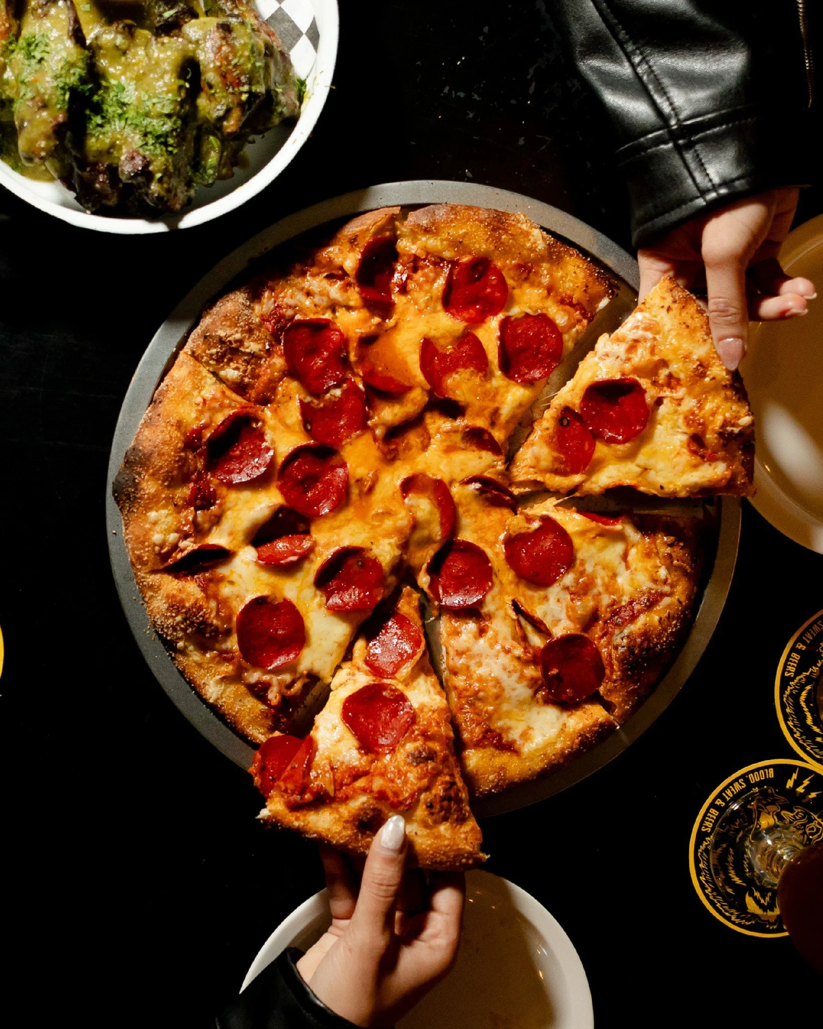 No lo pienses, el plan perfecto es en Cervecer&iacute;a Bilderberg 🍕🍻✨