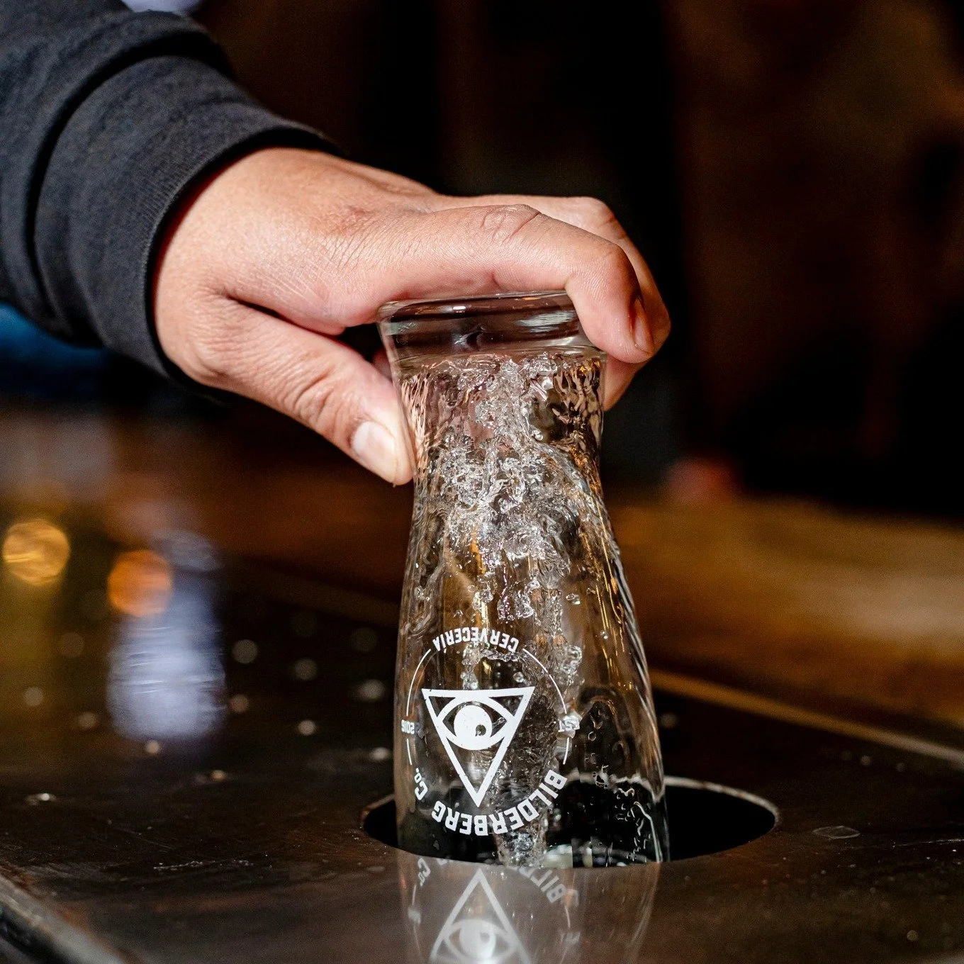 El ritual perfecto en 3 pasos:
1️⃣ Enfriamos el vaso.
2️⃣ Servimos con calma.
3️⃣ Disfrutamos sin prisa.

As&iacute; se toma la buena cerveza. 🍻