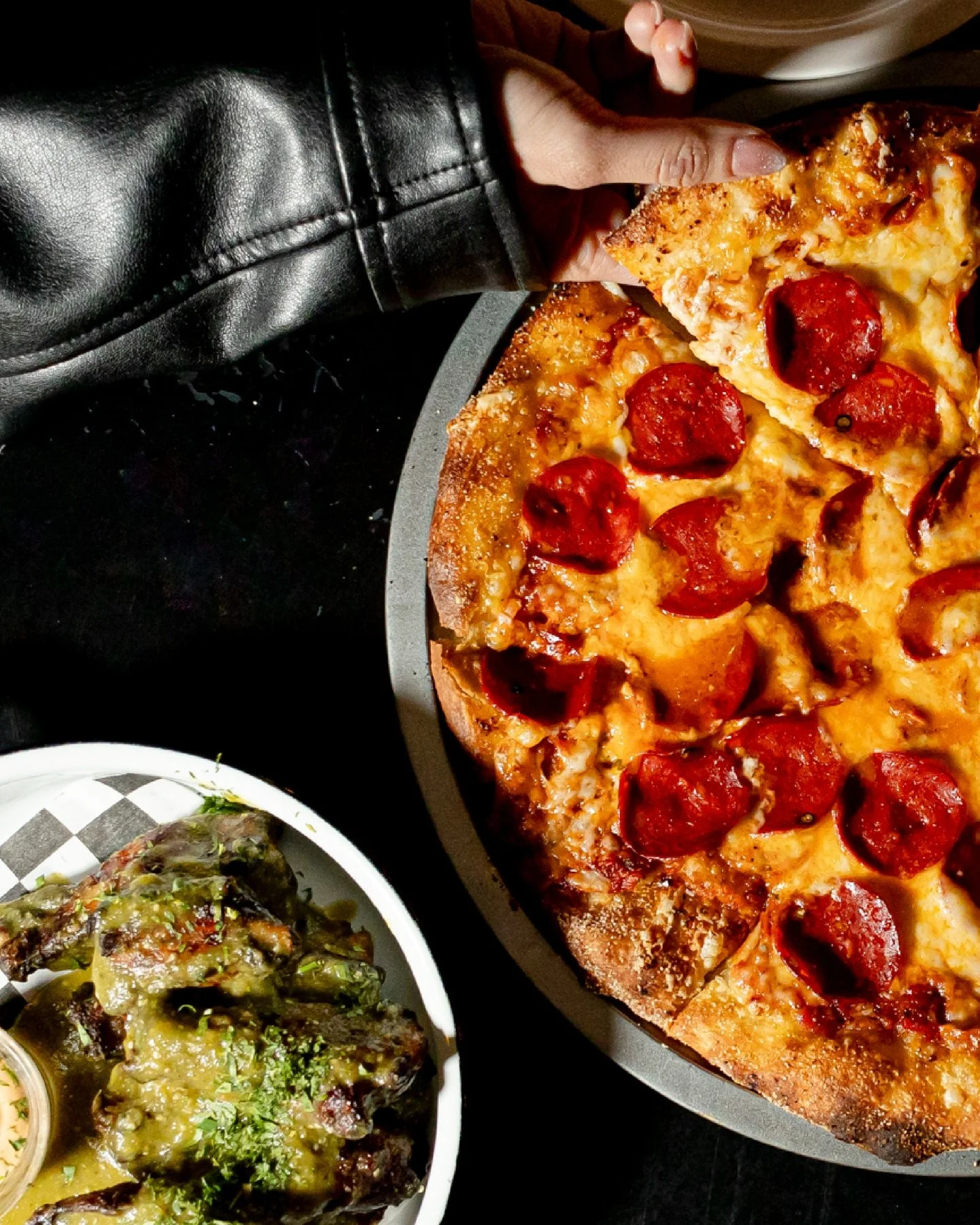 Los viernes todo se perdona, ven a disfrutar de una pizza con nuestras diferentes cervezas directo el barril 🍕+ 🍻