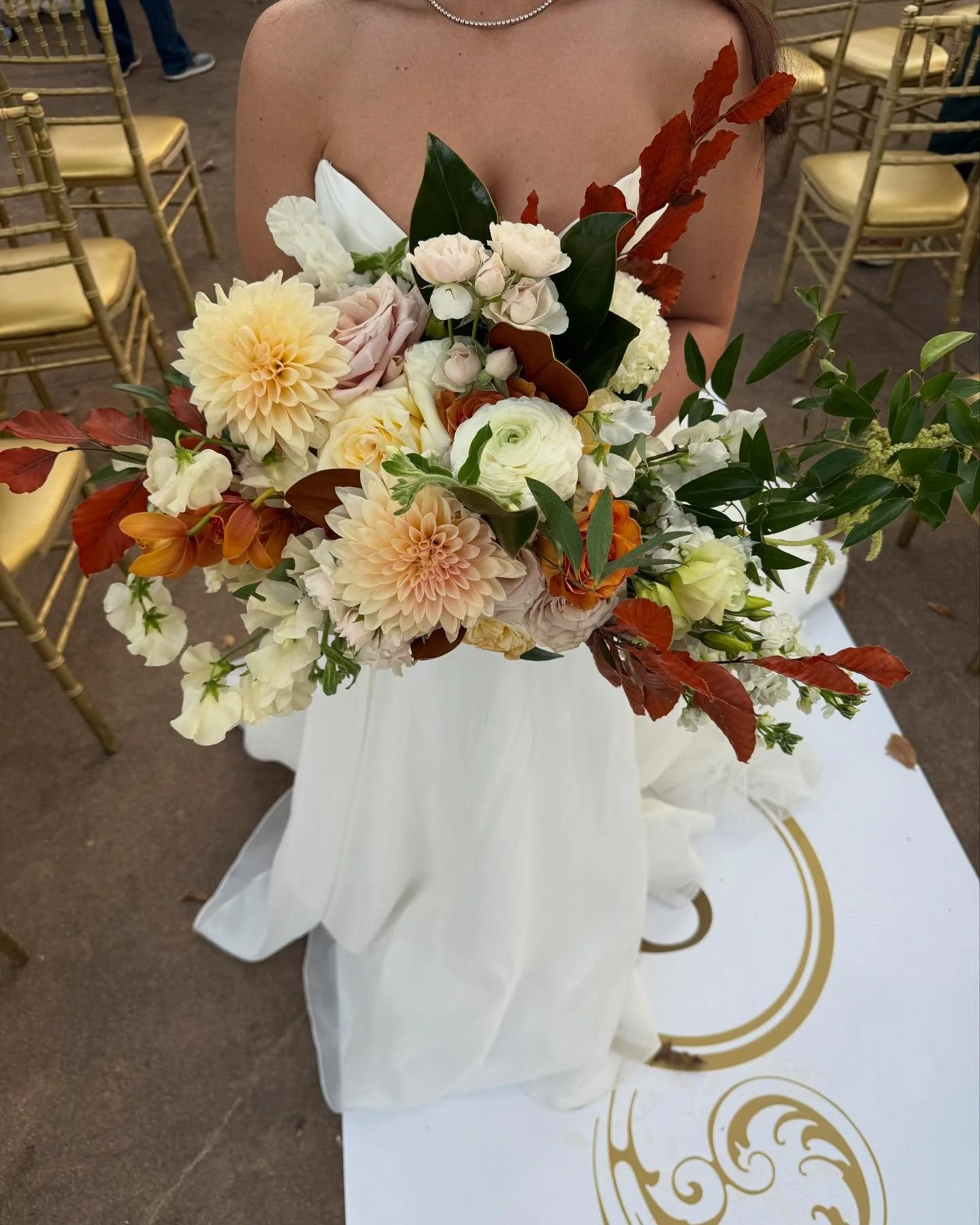 Mesmerized by these beautiful bridal and bridesmaid bouquets! 🤍✨

#bridal #bridalbouquet #flowers #weddingflowers #bridalflowers #flowershop #bride