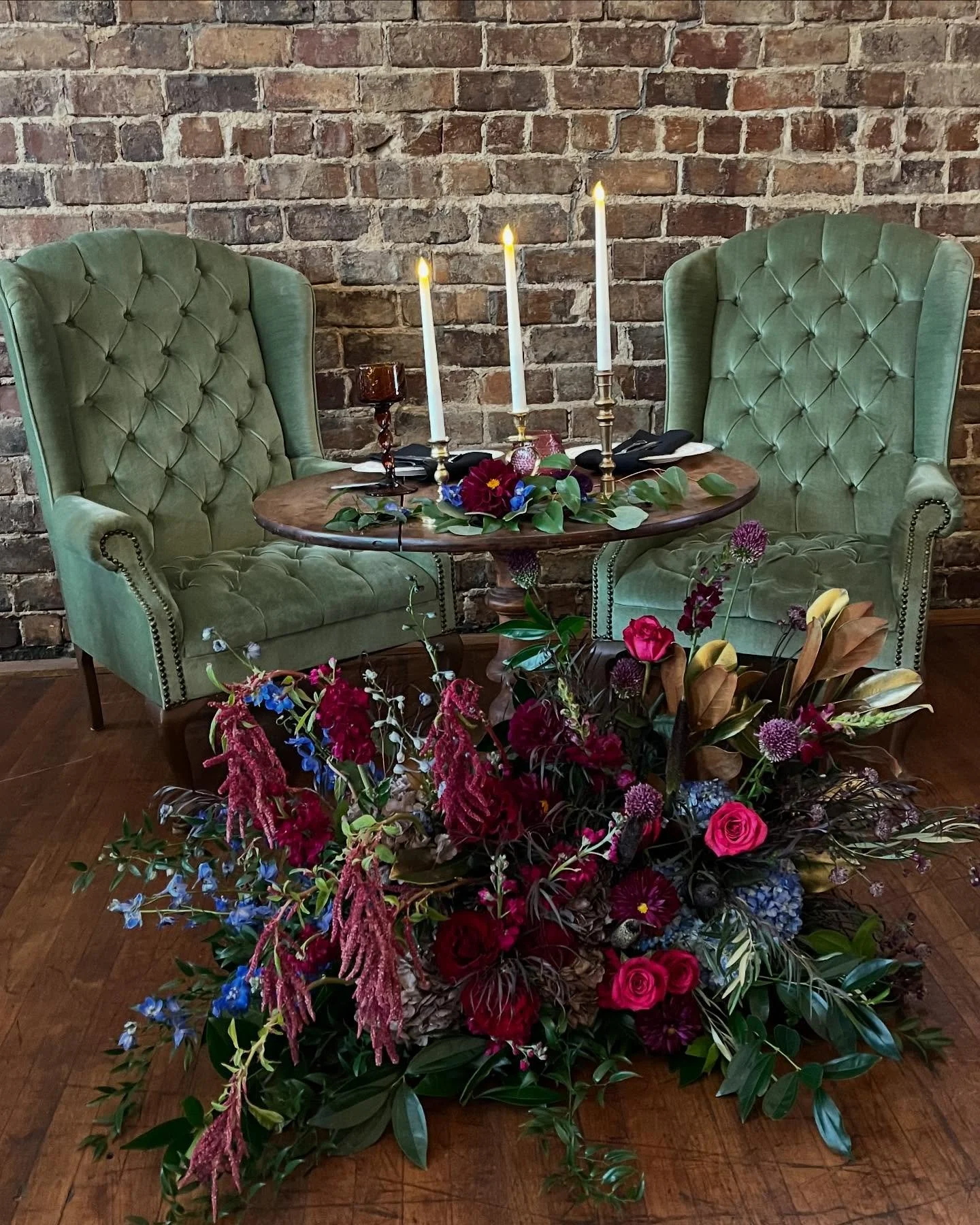 🖤🌙 Moody florals in deep, velvety tones set the stage for this elegant Halloween wedding. 

Lush blooms, candlelit details, and an atmosphere filled with quiet luxury made this day feel truly unforgettable.