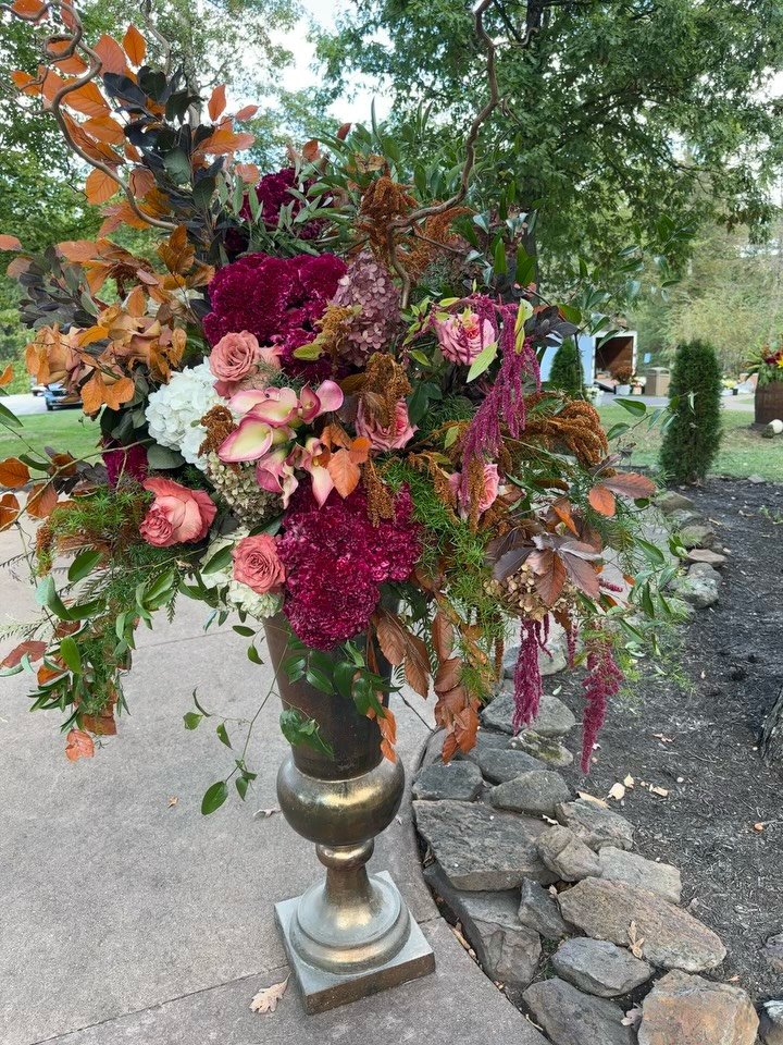 ✨Why we love a statement! 

Statement pieces change the entire energy of a ceremony.
Larger floral moments create presence, establish balance in the space, and instantly elevate the design. When key pieces are scaled intentionally, they anchor the ce