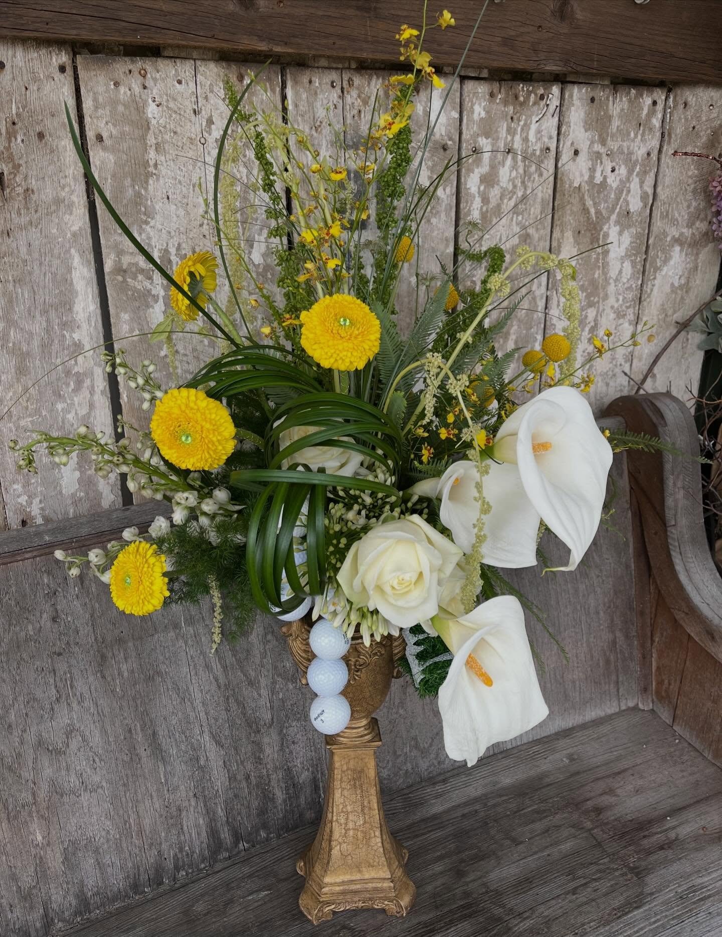 Golf is in full swing even at Paper Twigs. ⛳️🏌️Don&rsquo;t forget about booking your flowers and paperie for any type of event you have planned! 

#masters #golf