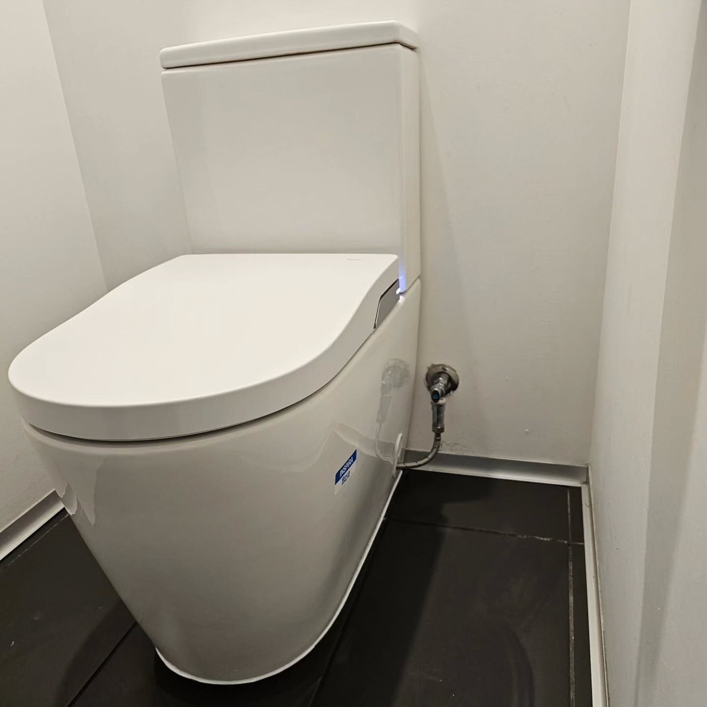 Installed this new Smart toilet from @roca_global 👌
Some of the features include a heated seat, bidet and also a dryer 🤩

If you are interested in swapping an old toilet for a Smart toilet, contact us today for any questions 😀