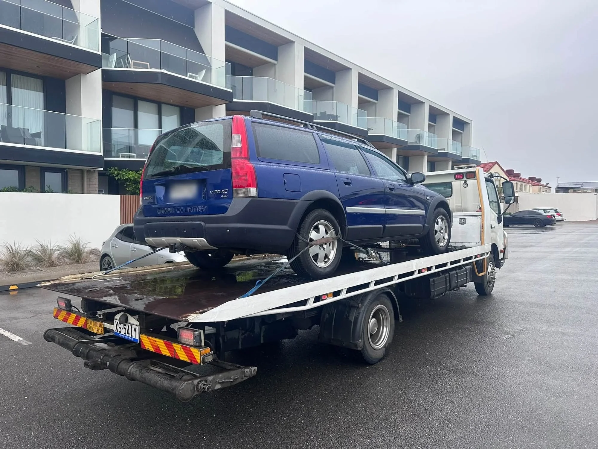 Cash for Cars Adelaide tilt tray picking up a Volvo wagon in Adelaide