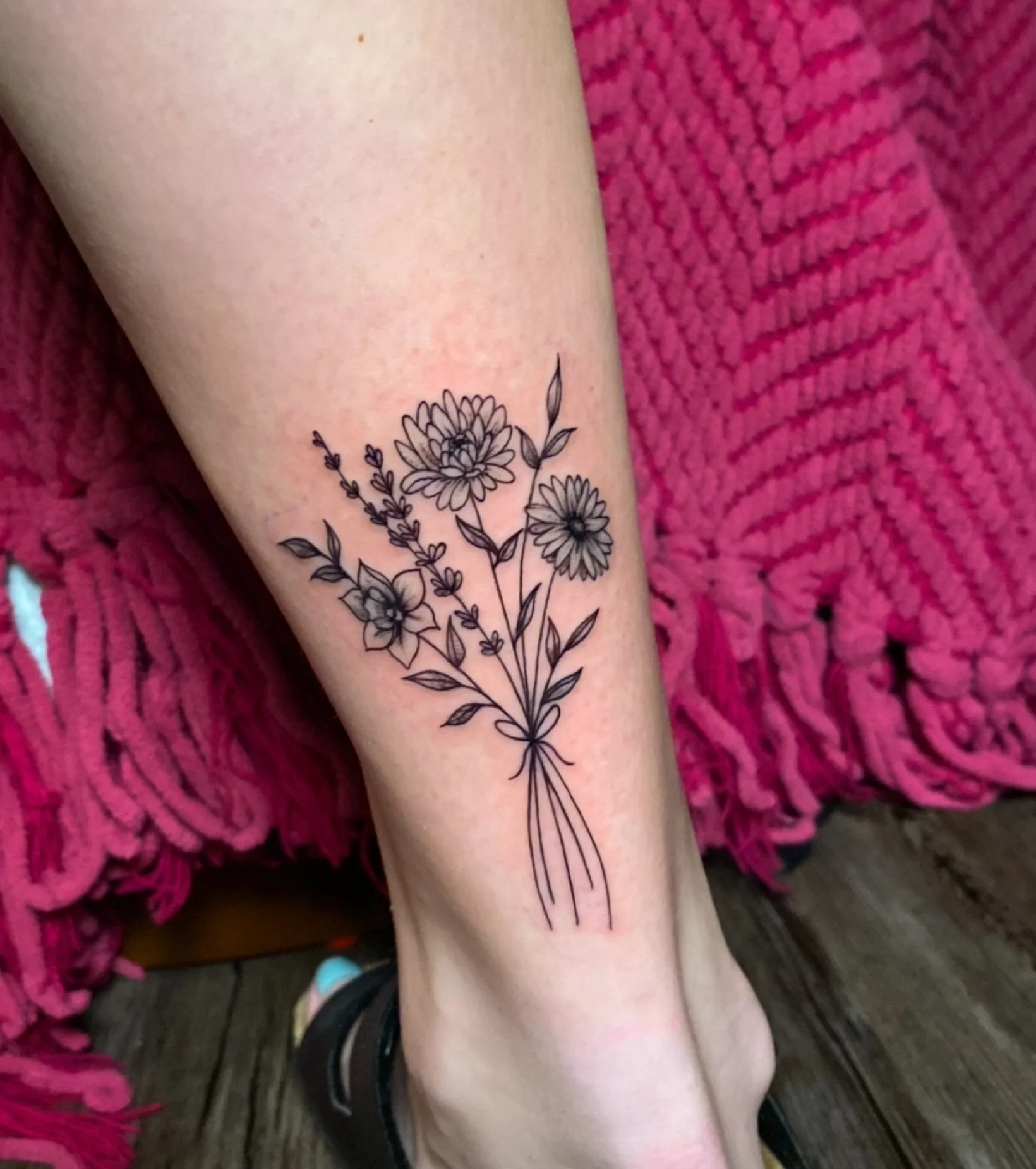 Although I’m typically asked to do bold and colorful designs, (which I adore!!) I absolutely love when I get to do dainty designs as well! 🥰 Something I love so much about this career is the variety of art I get to create for all kinds of peop