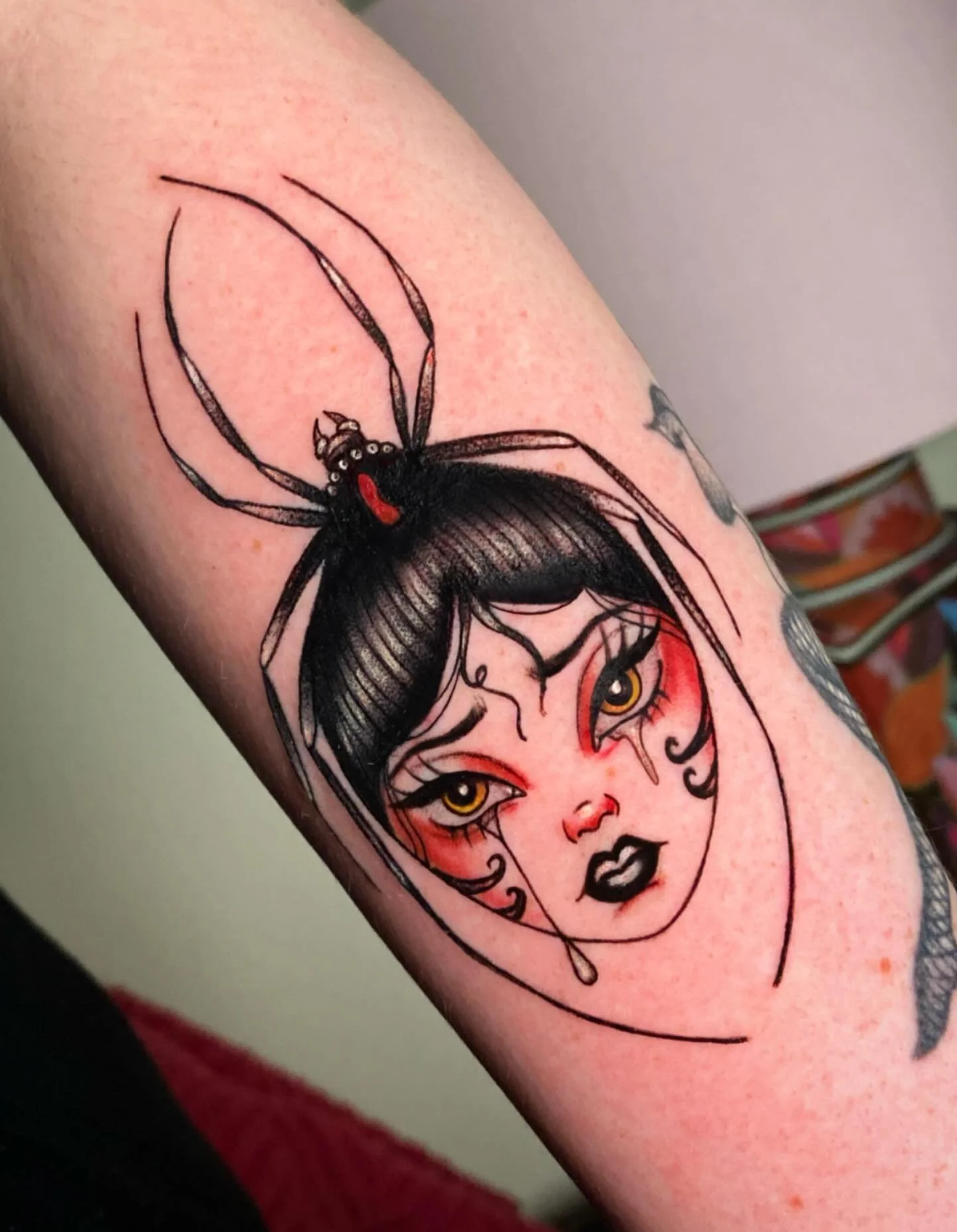 Can’t stop staring at this spider baddie I got to do from my pre-mades!! We decided to change up her expression a bit, so now she’s a sad lady 🥹 This piece makes me so excited for spooky season 👻🎃🍭 I have so many ideas, I can’t