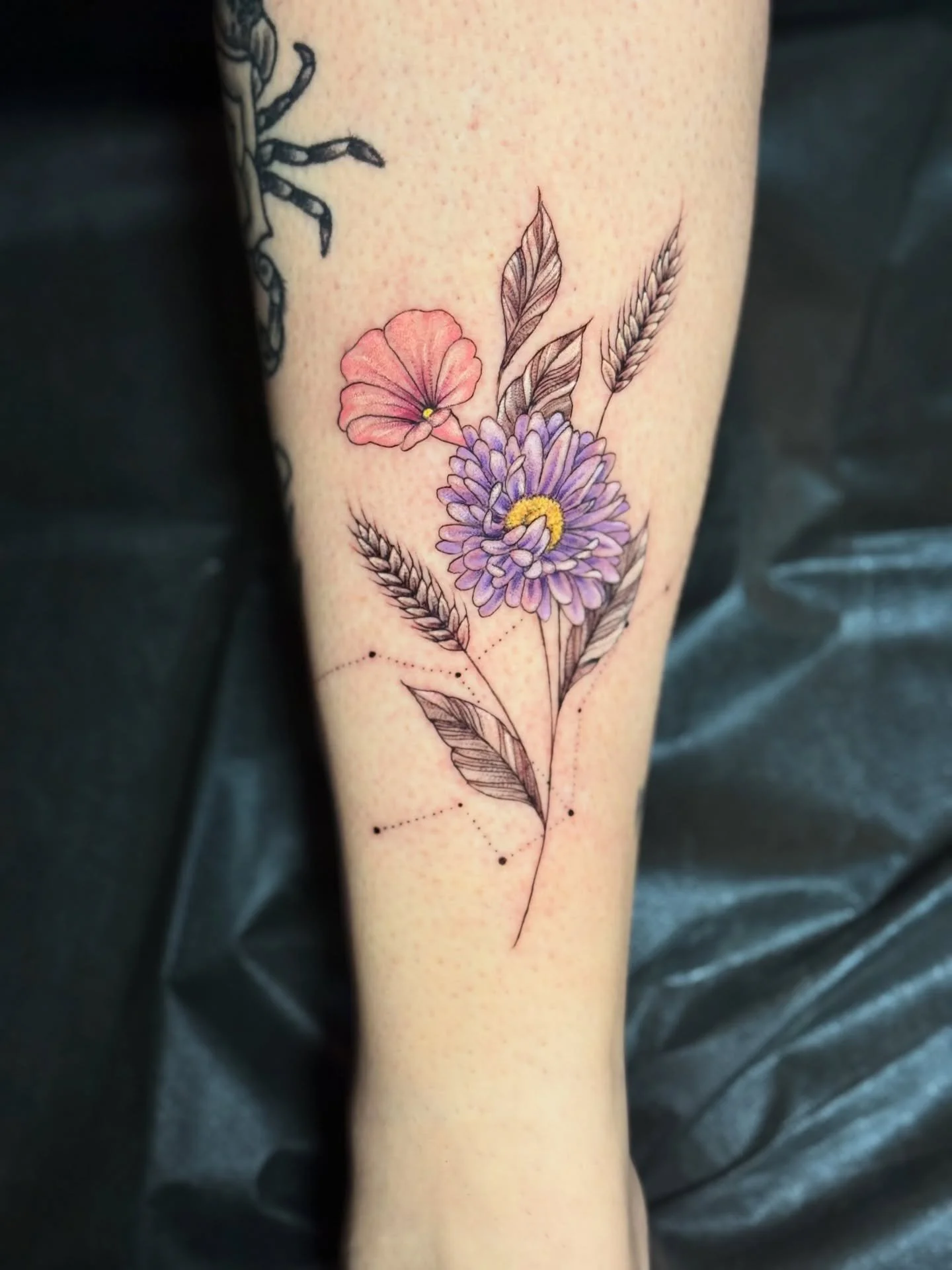 I got to have a very fun and chill time with the homies Heidi, Jen and Brodie💕

We had a nice family tattoo day and where everyone celebrated each other in their pieces and we all got to catch up on life. Thank y&rsquo;all for your trust, kindness a