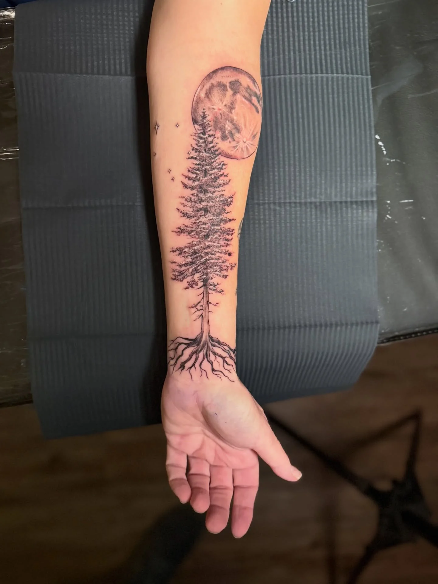 For the always tough Jen 💪 

We went pretty big with this one, she&rsquo;ll have a half sleeve in no time, and! What better theme for a sleeve than her beautiful family💕

Thank you always for your trust👊

✨ Hey there!! If you&rsquo;re looking to g