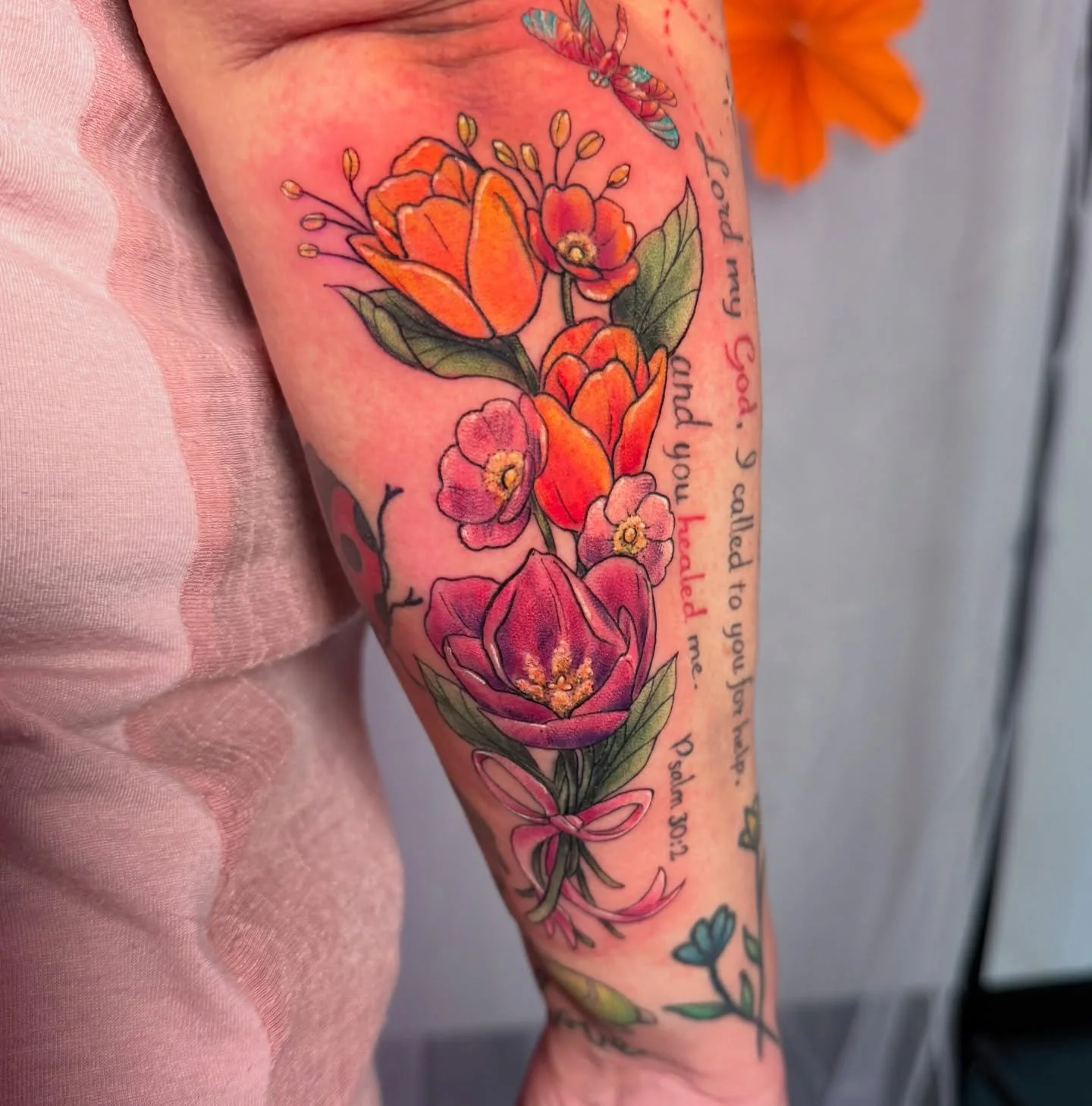 I got to do this fun lil&rsquo; gap filler bouquet on the wonderful Monica. She loves tulips and it&rsquo;s was so great getting to &ldquo;pick flowers&rdquo; with her in way of reference and draw in a shape that complimented the area. 

Thank you al