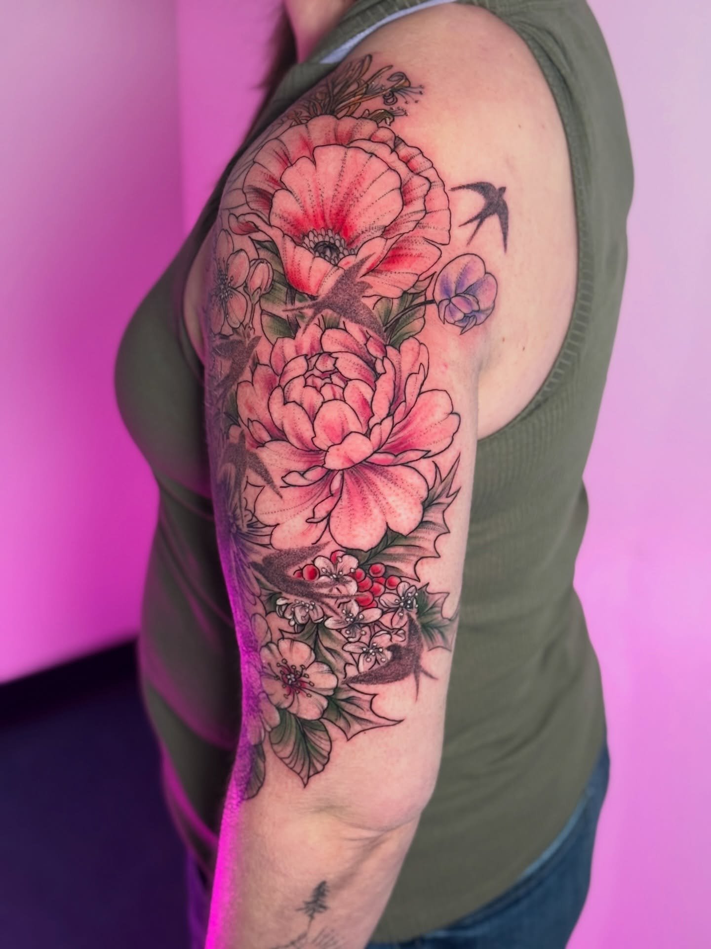 For the wonderful Kaytee 😍
Thank you so much babe for your trust on the peace you&rsquo;ve been thinking about for years. With birth flowers, and sweet swallow silhouettes representing all of her family, we got this hot momma all inked up😍
You&rsqu