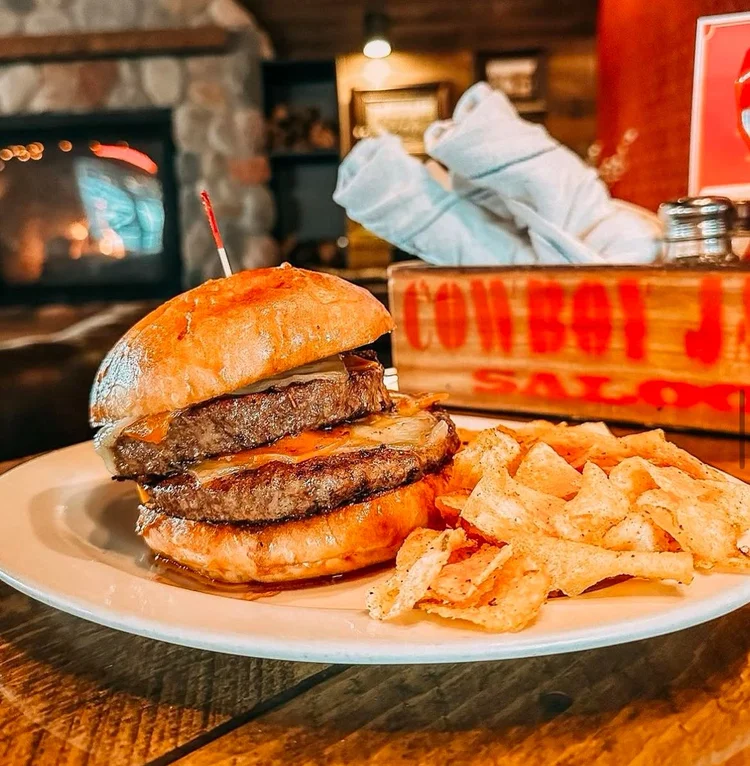 Double cheeseburger with chips