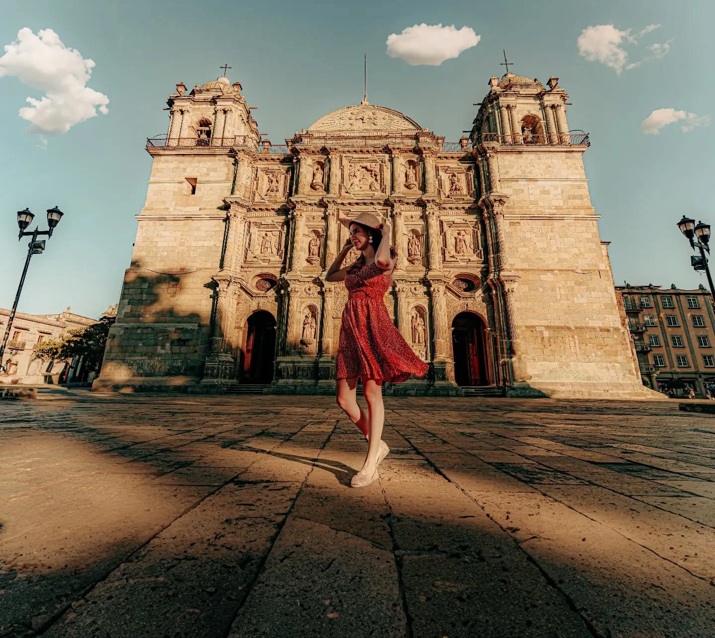 Atardeceres en la Ciudad de Oaxaca. #sunset #goldenhour #church #girlportrait #sonya7iii