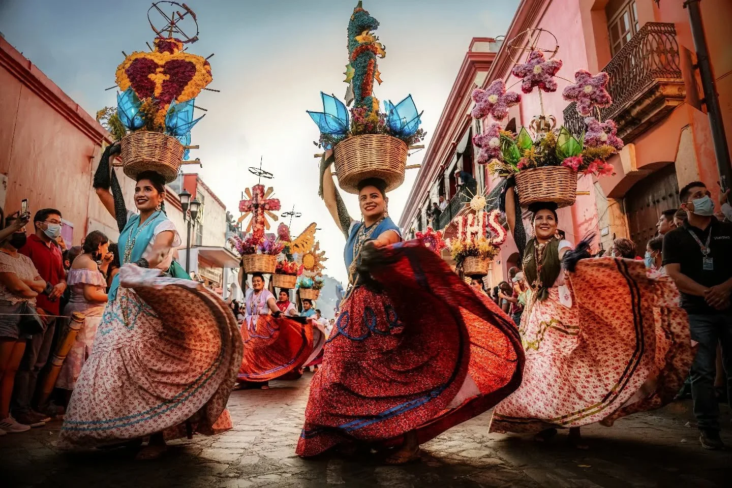 Hoy es el último Lunes del Cerro de las fiestas de la Guelaguetza 2022, abriendo como una de las primeras delegaciones Las Chinas Oaxaqueña de Casilda, justo después del Dios Nunca muere, Diosa Centeotl y los Chirimiteros
#Oaxaca