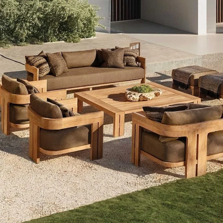 Outdoor teak lounge set. Sculptural lines and natural textures merge in a warm, contemporary retreat.
β Material: Solid teak wood frame with high-resilience cushions in outdoor fabric.
β Design: Curved geometry with softened edges, wide armrests and