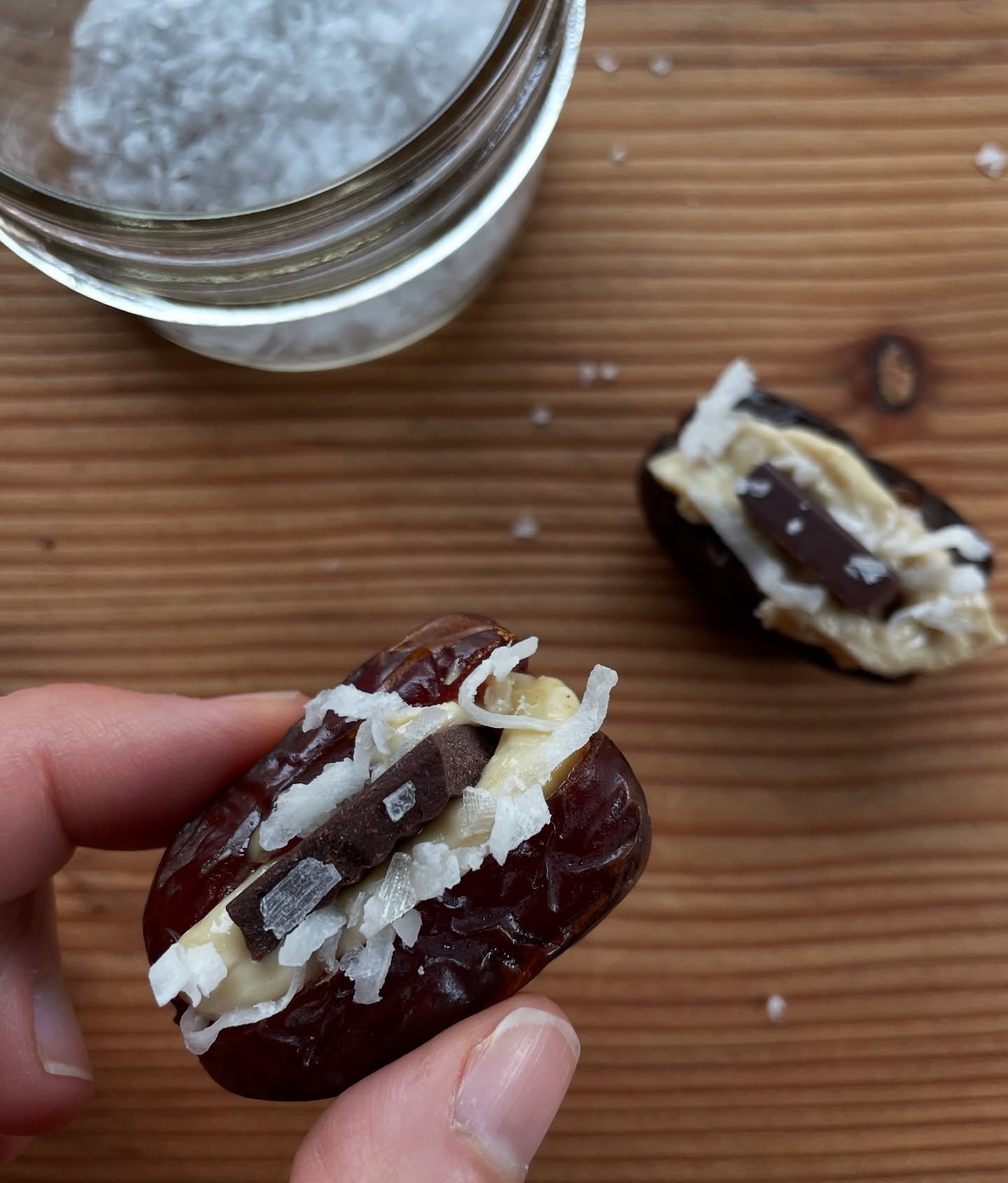 ✨Almond joy stuffed dates: one of my favorite healthier desserts. Super easy to throw together and use as a night cap, plus it&rsquo;s high in fiber !! 

Macros 2P 20C 6F 3 fiber 
Makes 4 servings 

✨Ingredients: 
4 Medjool dates (about 22g each)
16g