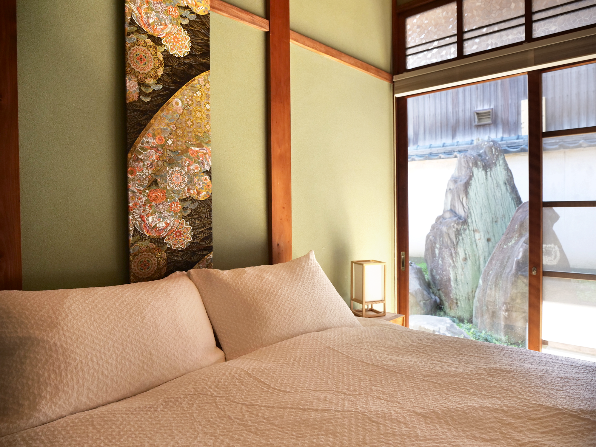 bed - close up (scholar stones).png