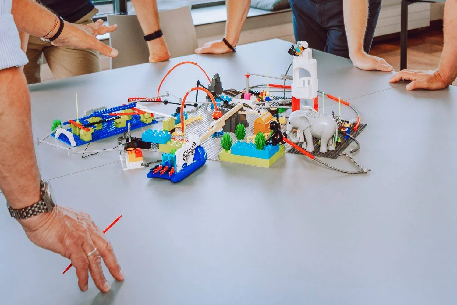 Kollerboration Simon Koller - Lego Serious Play Workshop - Menschen bauen gemeinsam ein Gebilde aus Lego Steinen