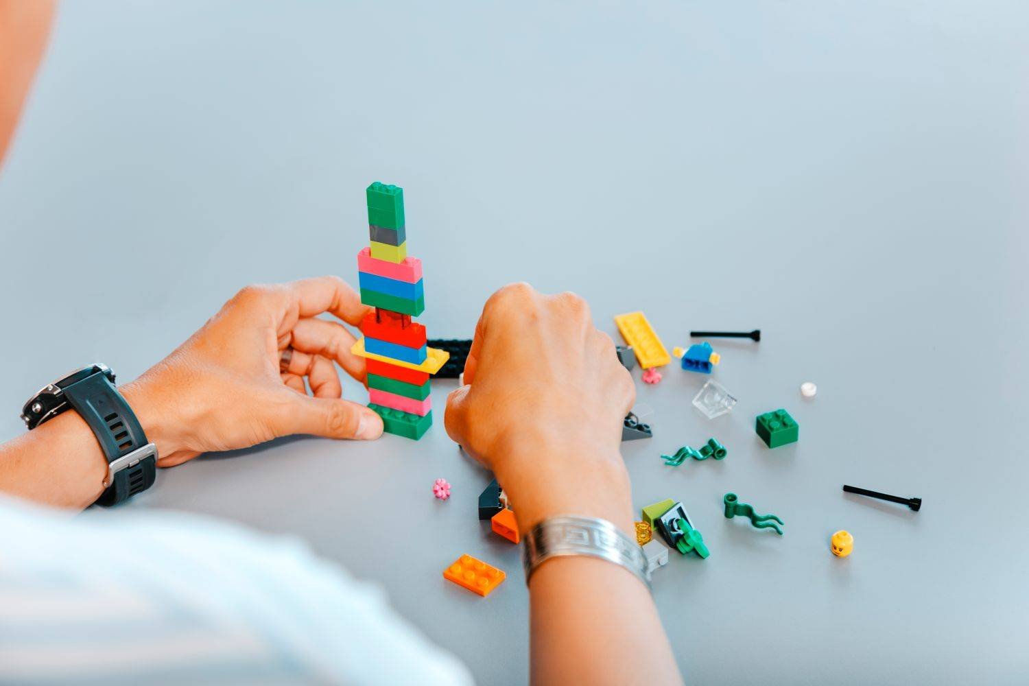 Kollerboration - Simon Koller - Lego Serious Play - 2 Hände bauen einen Turm