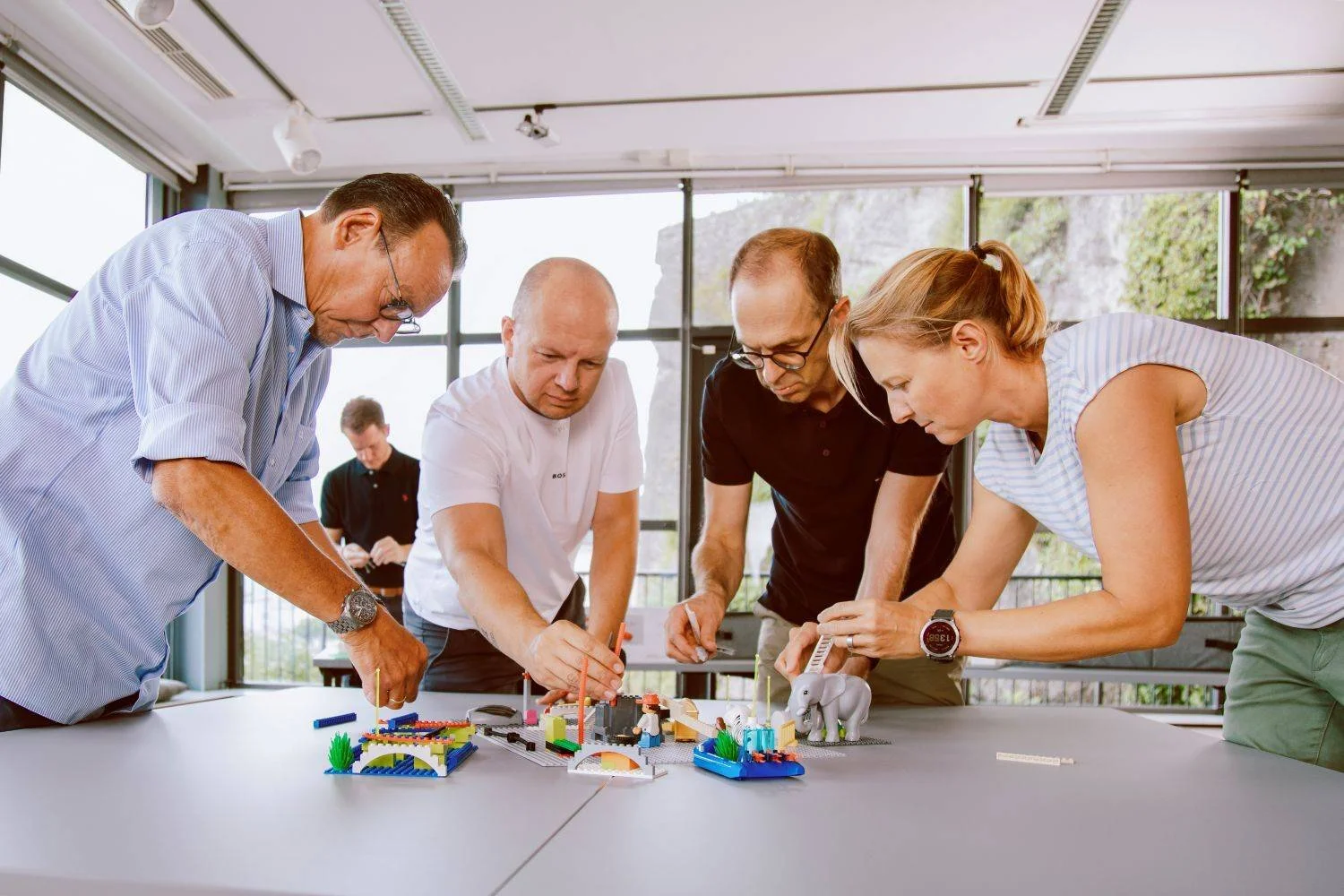 Kollerboration_Simon_Koller_Organisationsentwicklung_Lego_Serious_Play_Workshop 4 Personen bauen gemeinsam