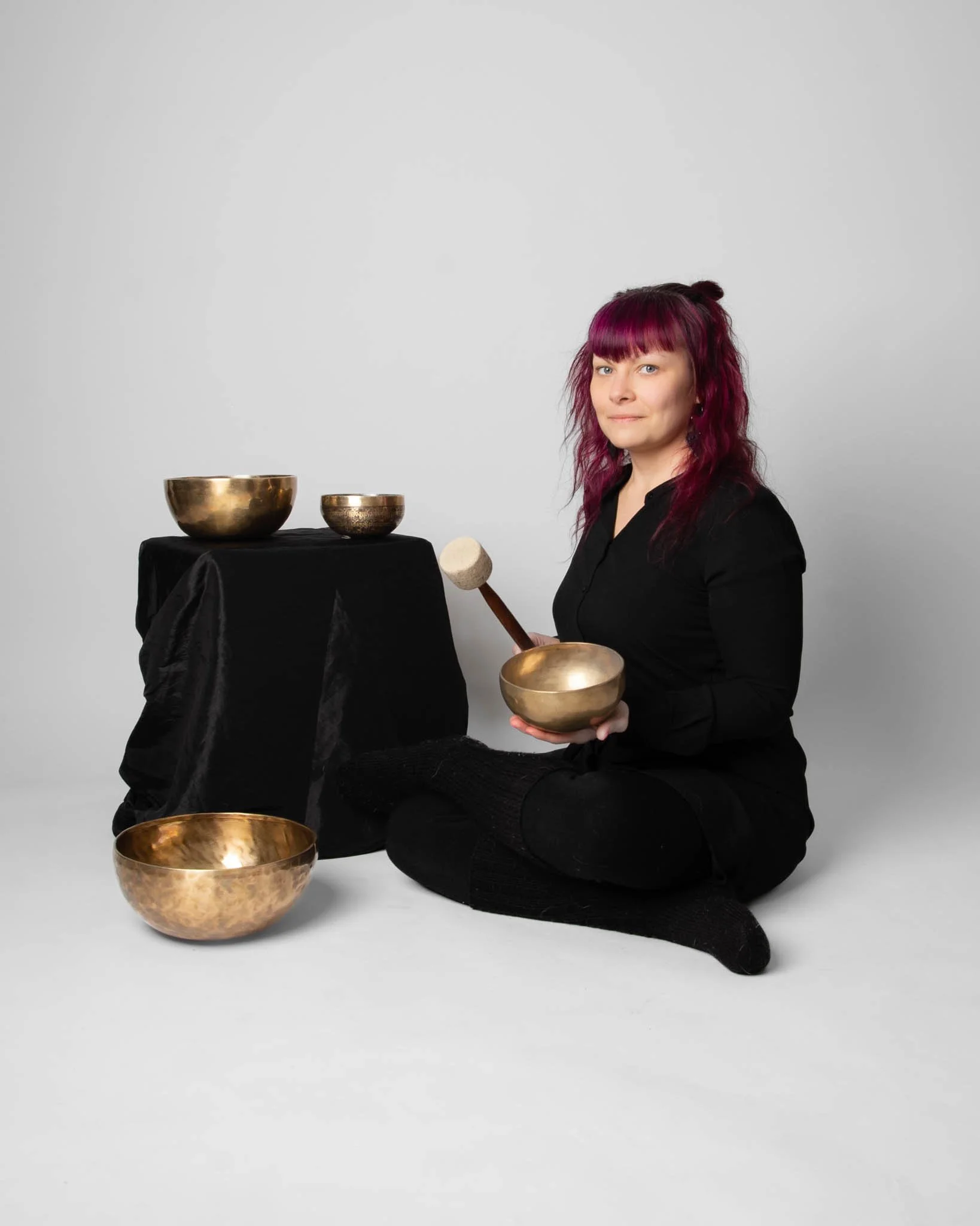 Henkilökuntaan kuuluva äänimaljarentouttaja henkilökuvassa äänimaljojen kanssa.