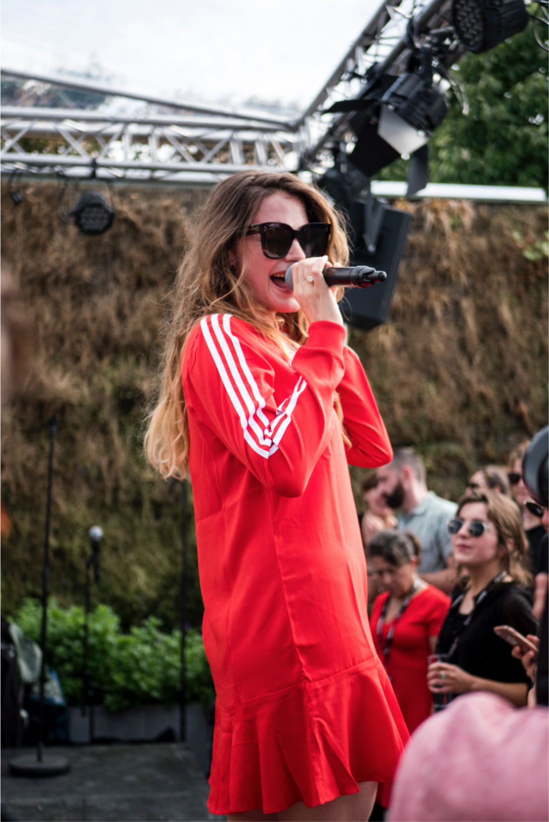 Photo d'une chanteuse lors live show sur le rooftop du Publicis à Paris