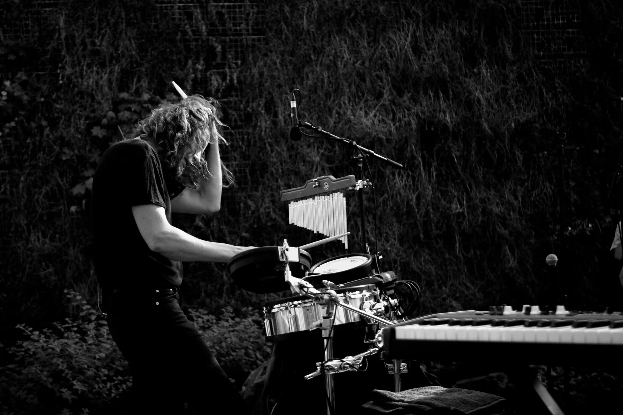 Photo d'un batteur lors live show sur le rooftop du Publicis à Paris, noir et blanc