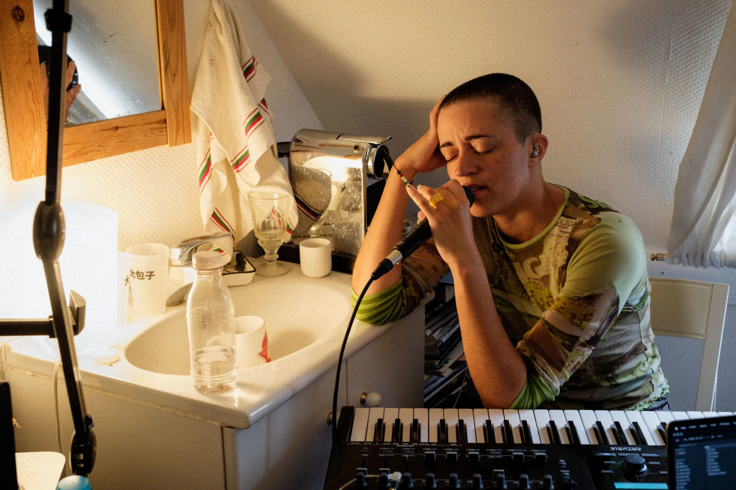 The next day, at the same time and place (and after a new haircut for Calypso), the two artists get together for a final rehearsal.

