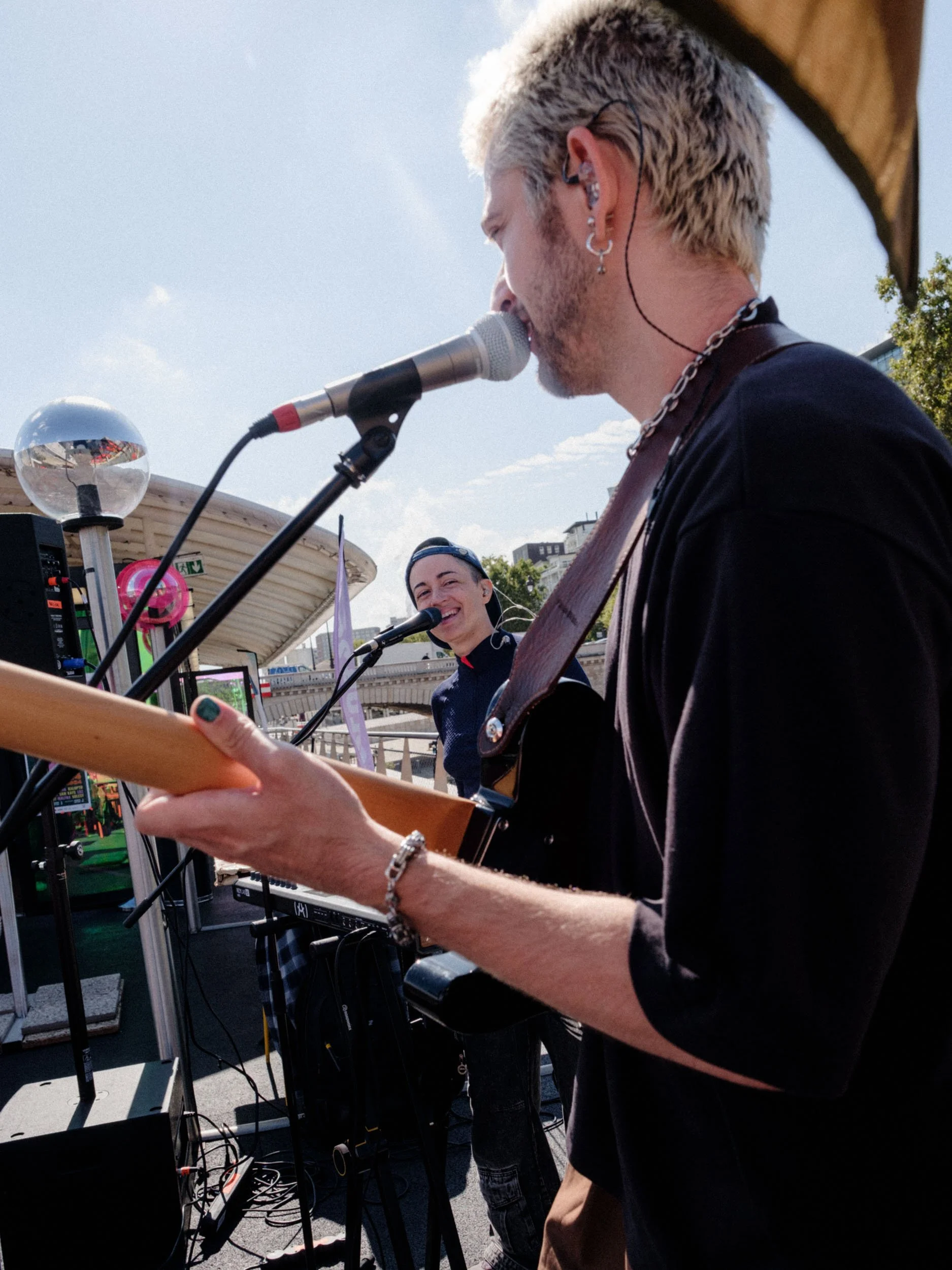 KALUPTO in concert at the Barge du Crous in front of a student audience.