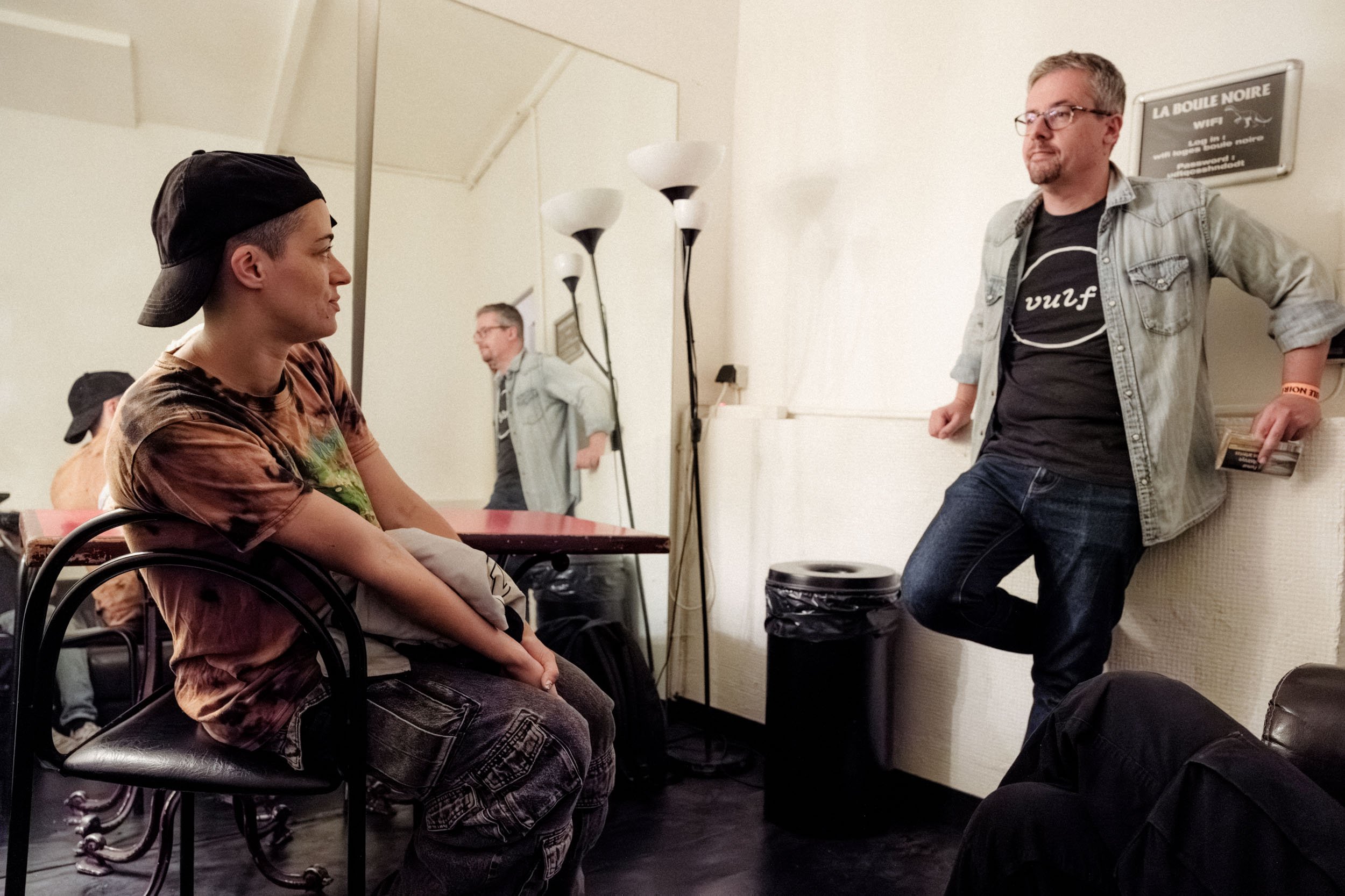 Thierry et Calypso discuss in the dressing room.