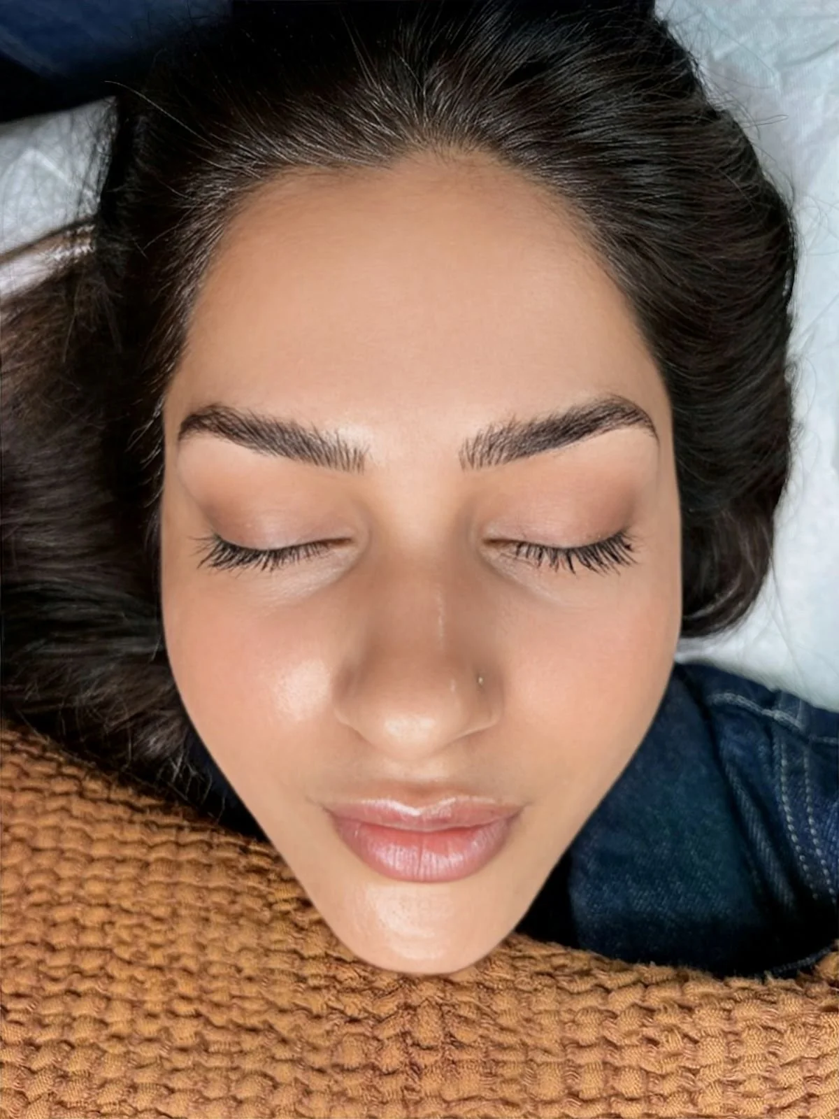 Ergebnis Microblading dunkle Brauen 