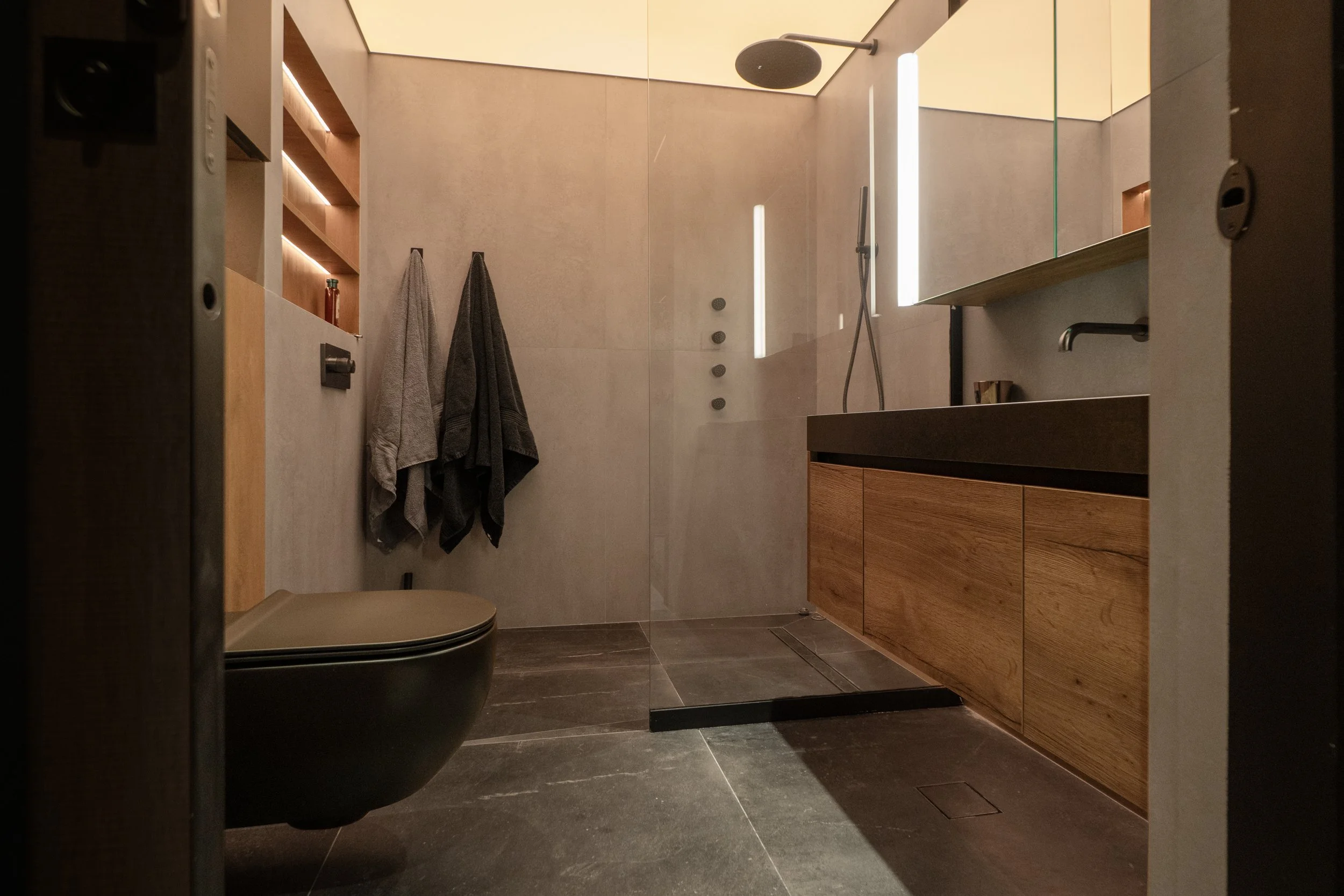 12 MasterBedroom Bathroom.jpg