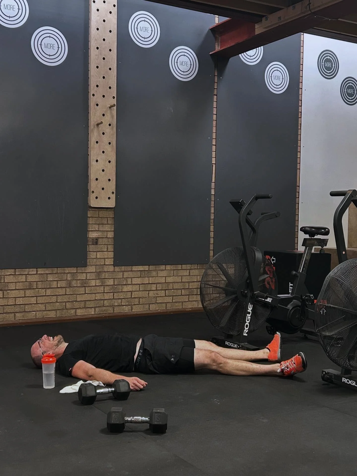 &ldquo;When 3 rounds feels like 30&hellip;&rdquo;
8 DB Thrusters + 10/14 Cal Bike/Ski

#MoreTraining #WODLife #FitnessFam #PostWODCollapse #Thrusters #BikeBurn #Echobike #WhitleyBay