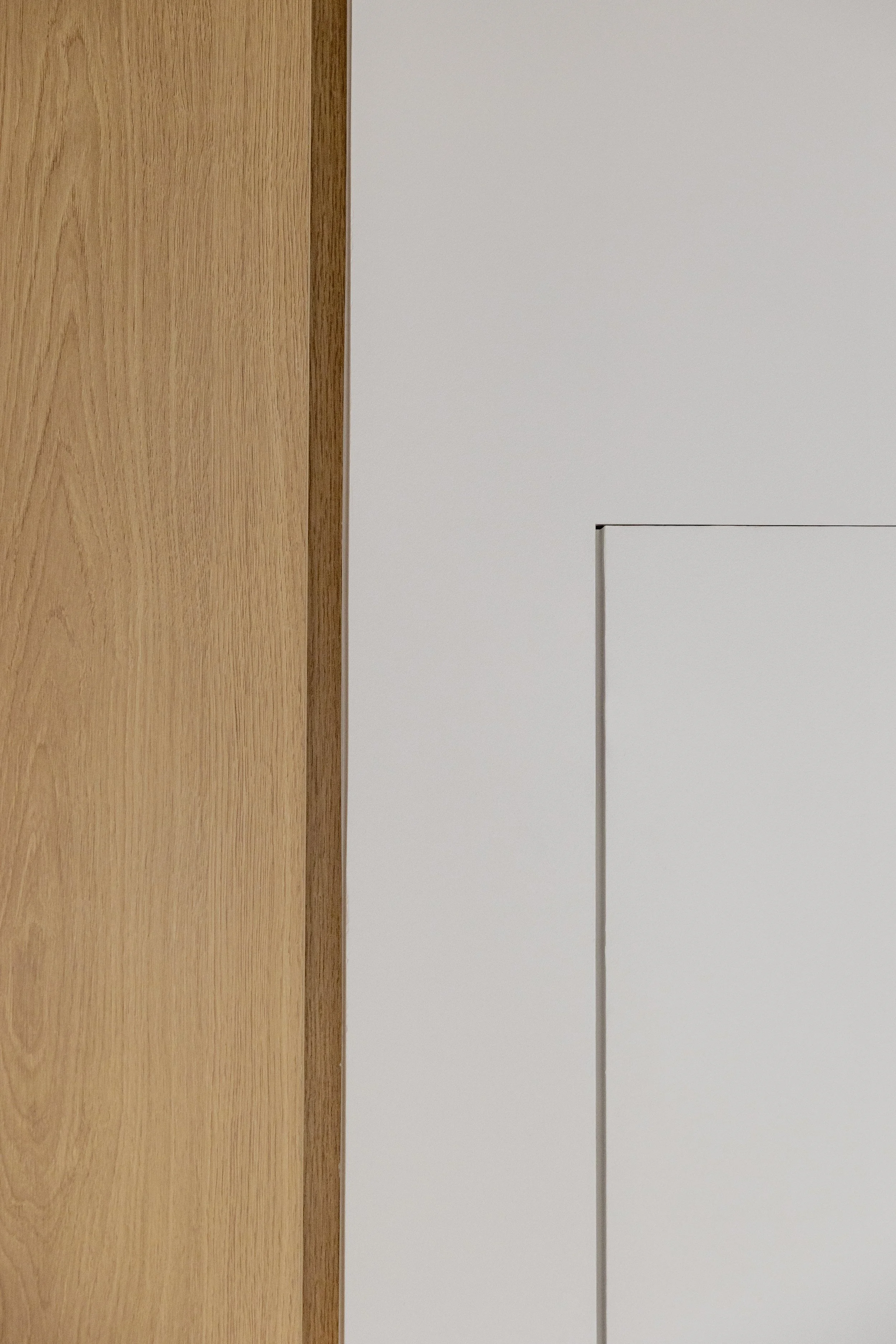 placard sur mesure salon bois aggloméré mélaminé décor bois chêne teinte claire poignée La Quincaillerie porte cadre inox invisible joint creux 