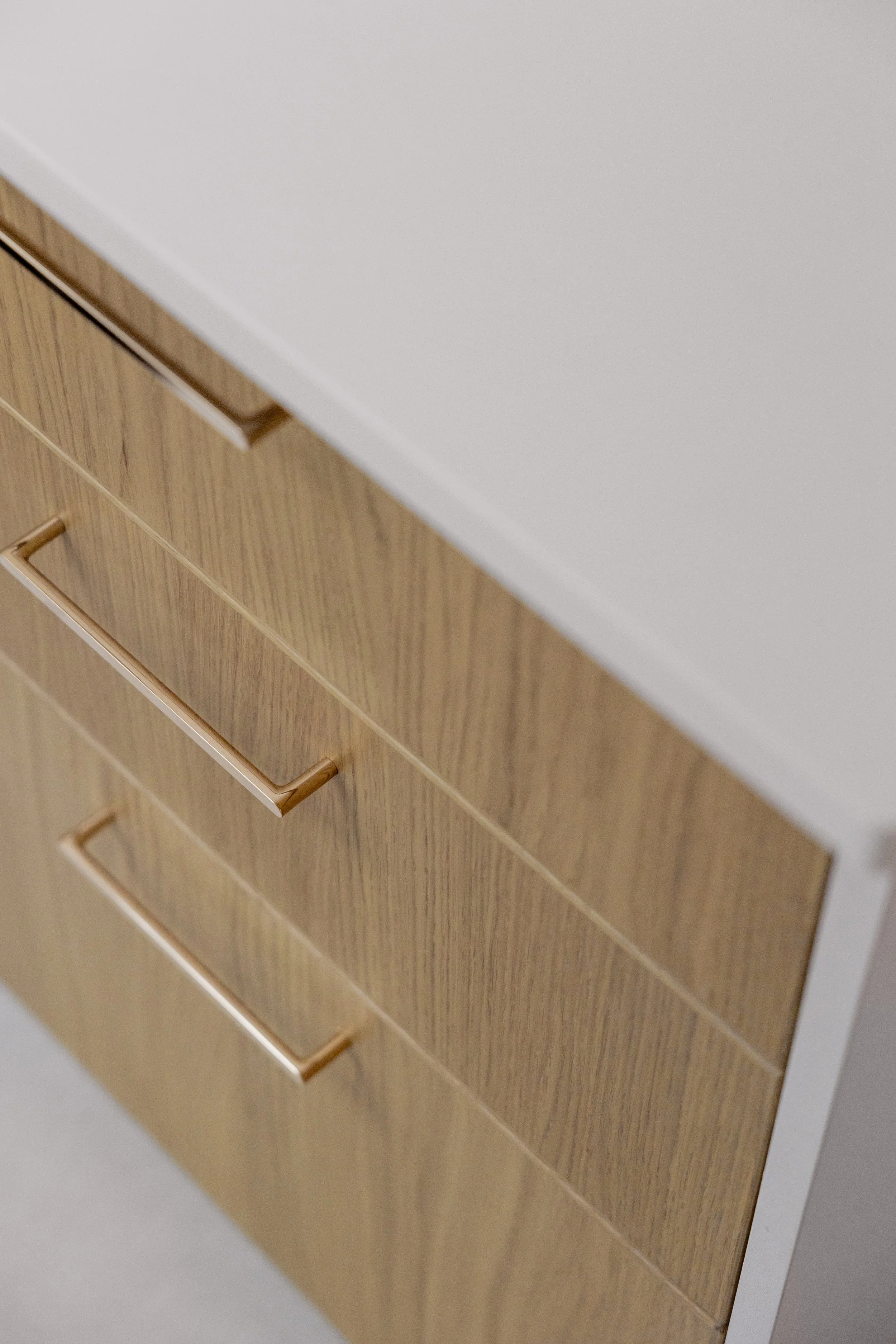 cuisine sur mesure sous pente ilot central module IKEA Method tiroir poignée La Quincaillerie dorée plan de travail en résine blanc Krion Corian carrelage effet béton beige 