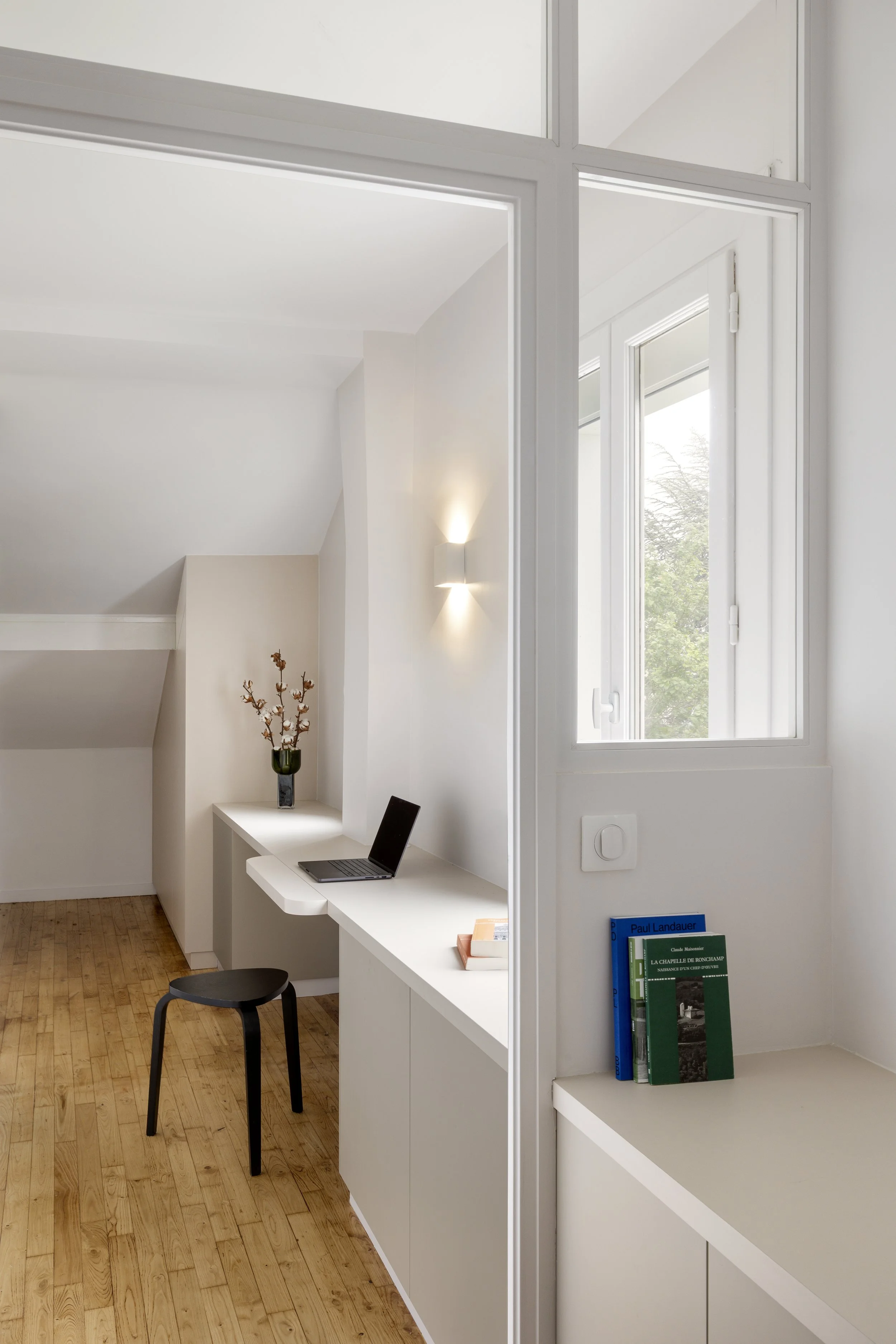 bureau sur mesure chambre sous combles rangement verrière brique de verre parquet bois traité poncé et vernis placard sur mesure penderie applique murale Sklum interrupteurs Legrand beige porte IKEA caissons Egger