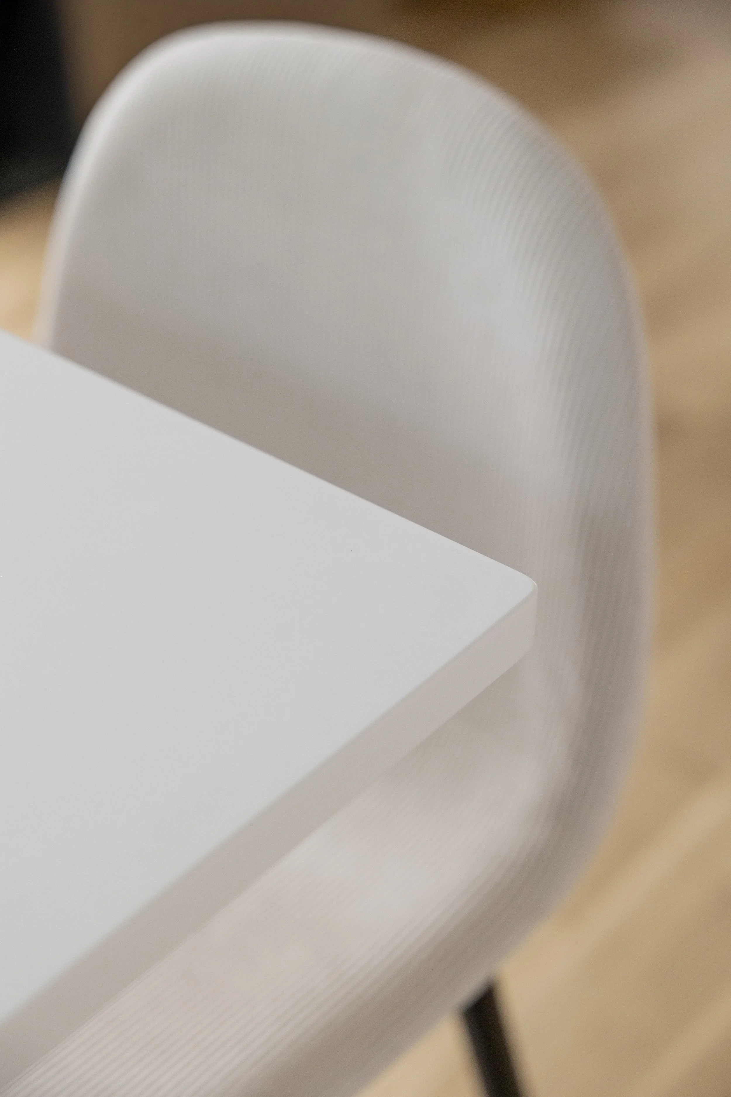 cuisine sur mesure sous pente ilot central module IKEA Method plan de travail en résine blanc Krion Corian carrelage effet béton beige tabouret de bar effet velours Sklum parquet poncé vernis 