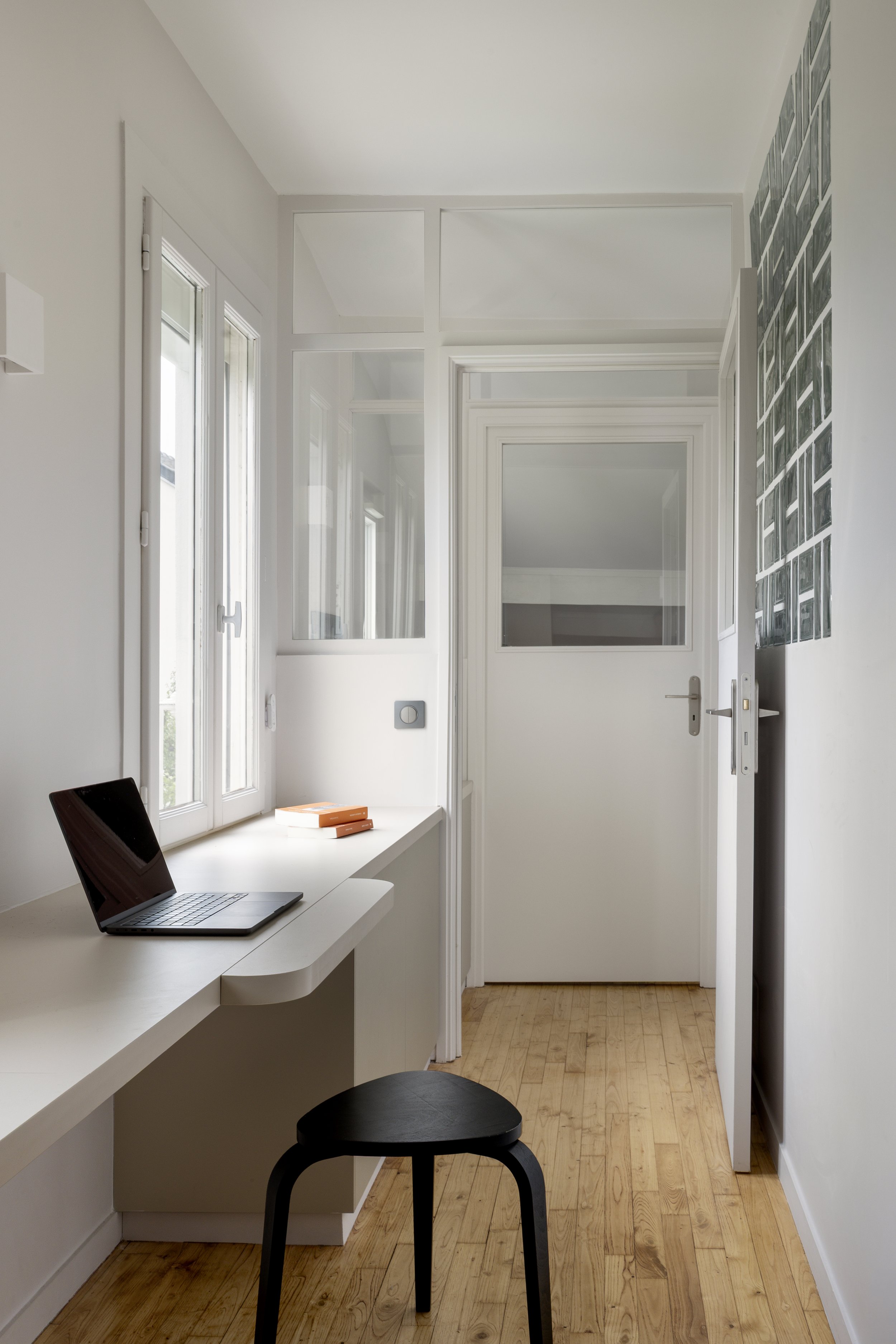 bureau sur mesure chambre sous combles rangement verrière brique de verre parquet bois traité poncé et vernis applique murale Sklum porte IKEA caissons Egger