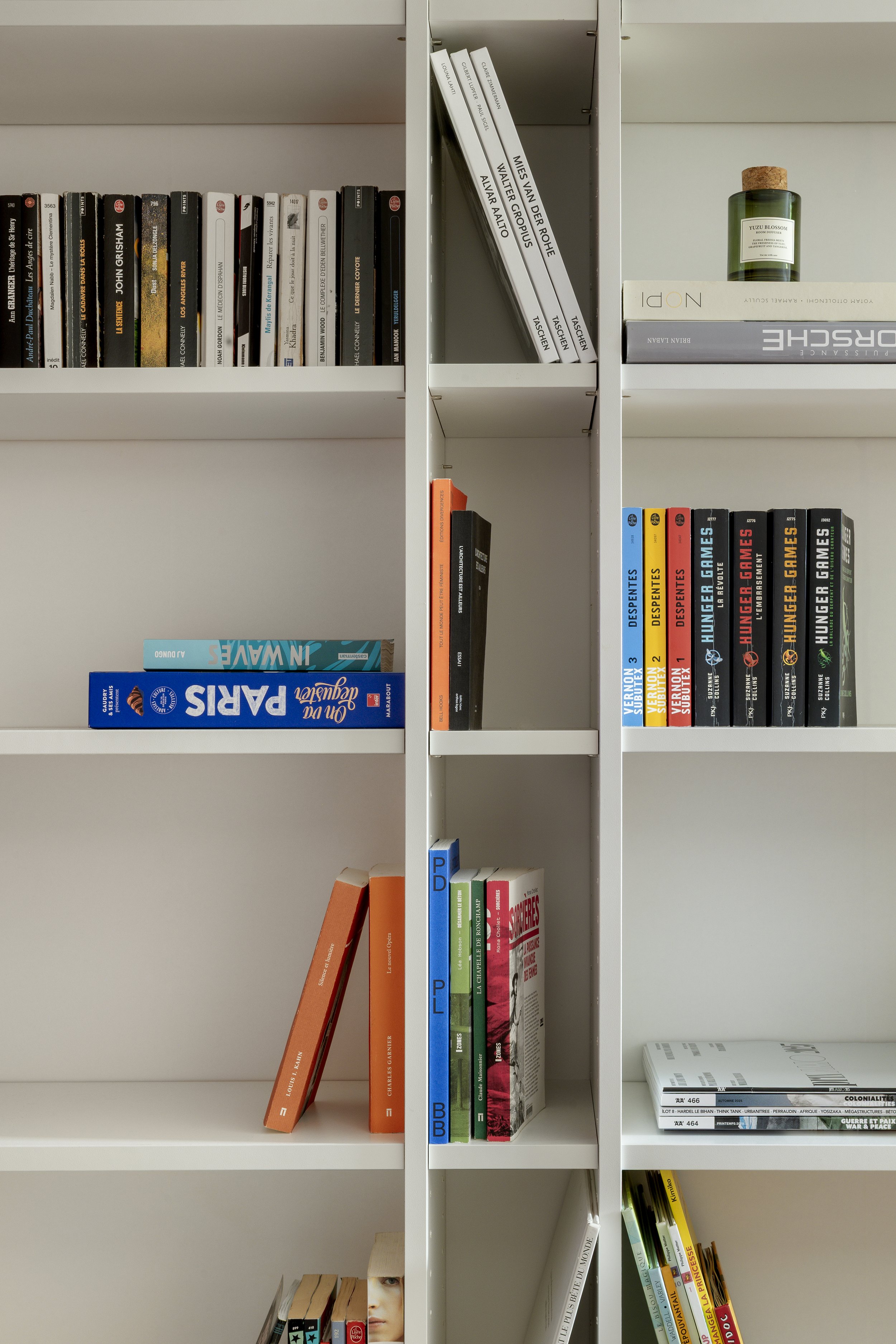 chambre d'amis sous combles placard penderie sur mesure bibliothèque semi sur mesure modèle adapté IKEA Billy blanc