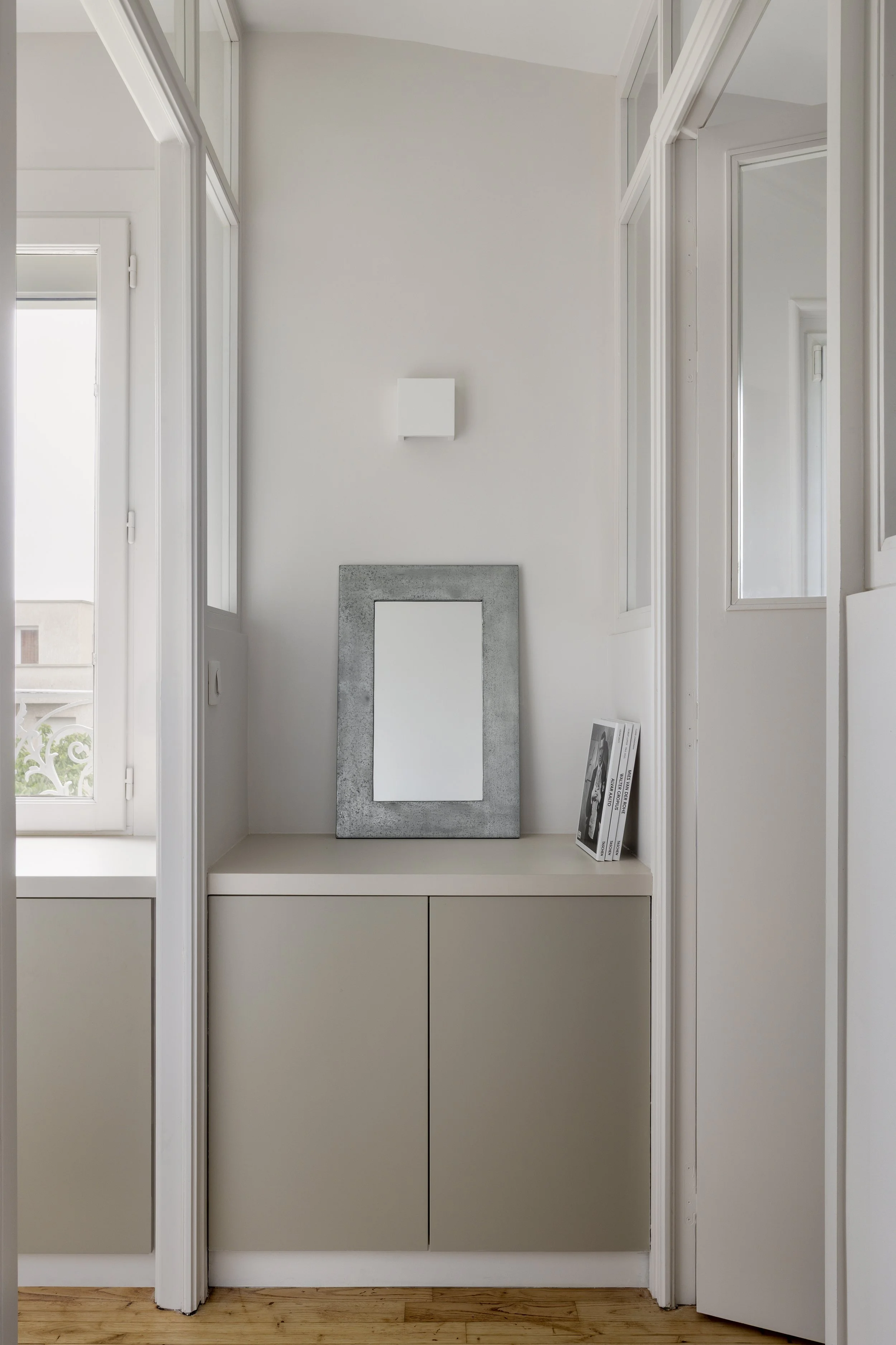 couloir avec rangement sur mesure verrières et portes vitrées applique murale Sklum beige porte IKEA caissons Egger